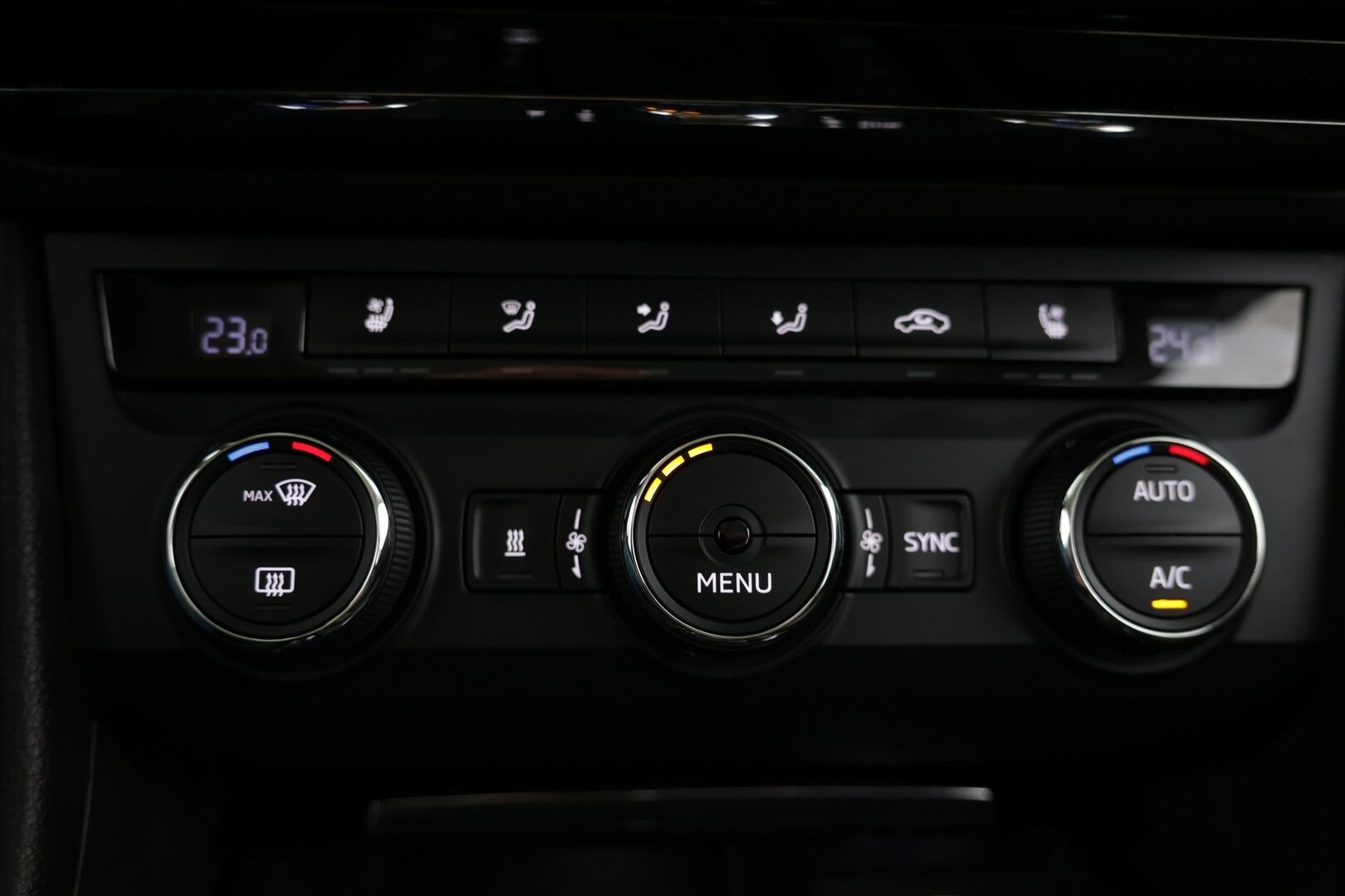 Skoda Superb 2016 Combi 2,0 TDI 190 4x4 L&K DSG Autom. / Webasto / ACC / Panorama / Canton / Ilmastoidut Muistinahat / Koukku / P-kamera - 2-om. Suomi-auto / 2x Aluvanteet / Huippurenkaat / Upea yksilö!