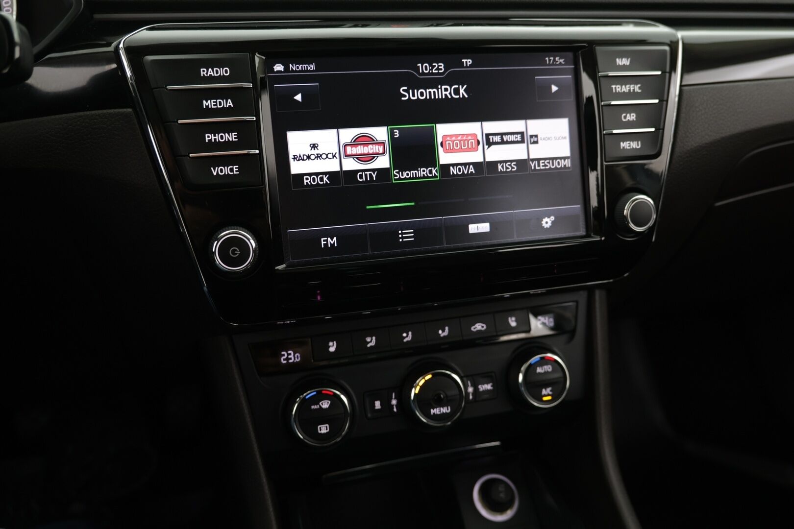 Skoda Superb 2016 Combi 2,0 TDI 190 4x4 L&K DSG Autom. / Webasto / ACC / Panorama / Canton / Ilmastoidut Muistinahat / Koukku / P-kamera - 2-om. Suomi-auto / 2x Aluvanteet / Huippurenkaat / Upea yksilö!