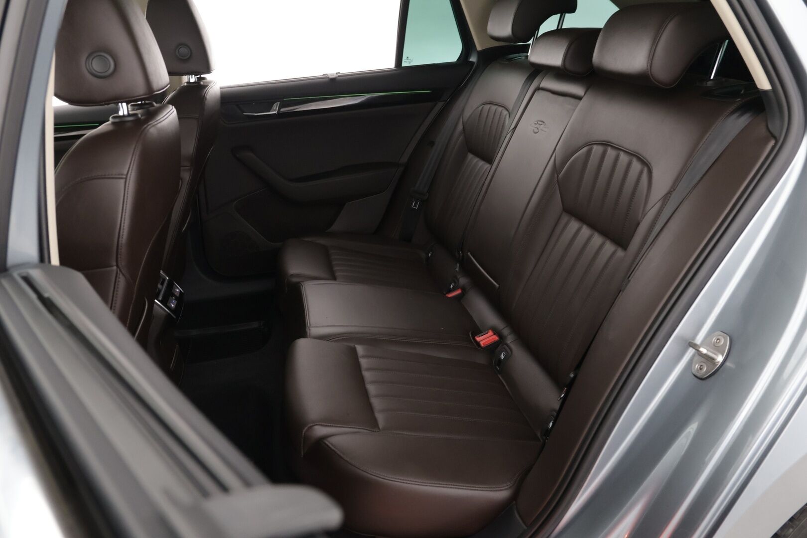 Skoda Superb 2016 Combi 2,0 TDI 190 4x4 L&K DSG Autom. / Webasto / ACC / Panorama / Canton / Ilmastoidut Muistinahat / Koukku / P-kamera - 2-om. Suomi-auto / 2x Aluvanteet / Huippurenkaat / Upea yksilö!