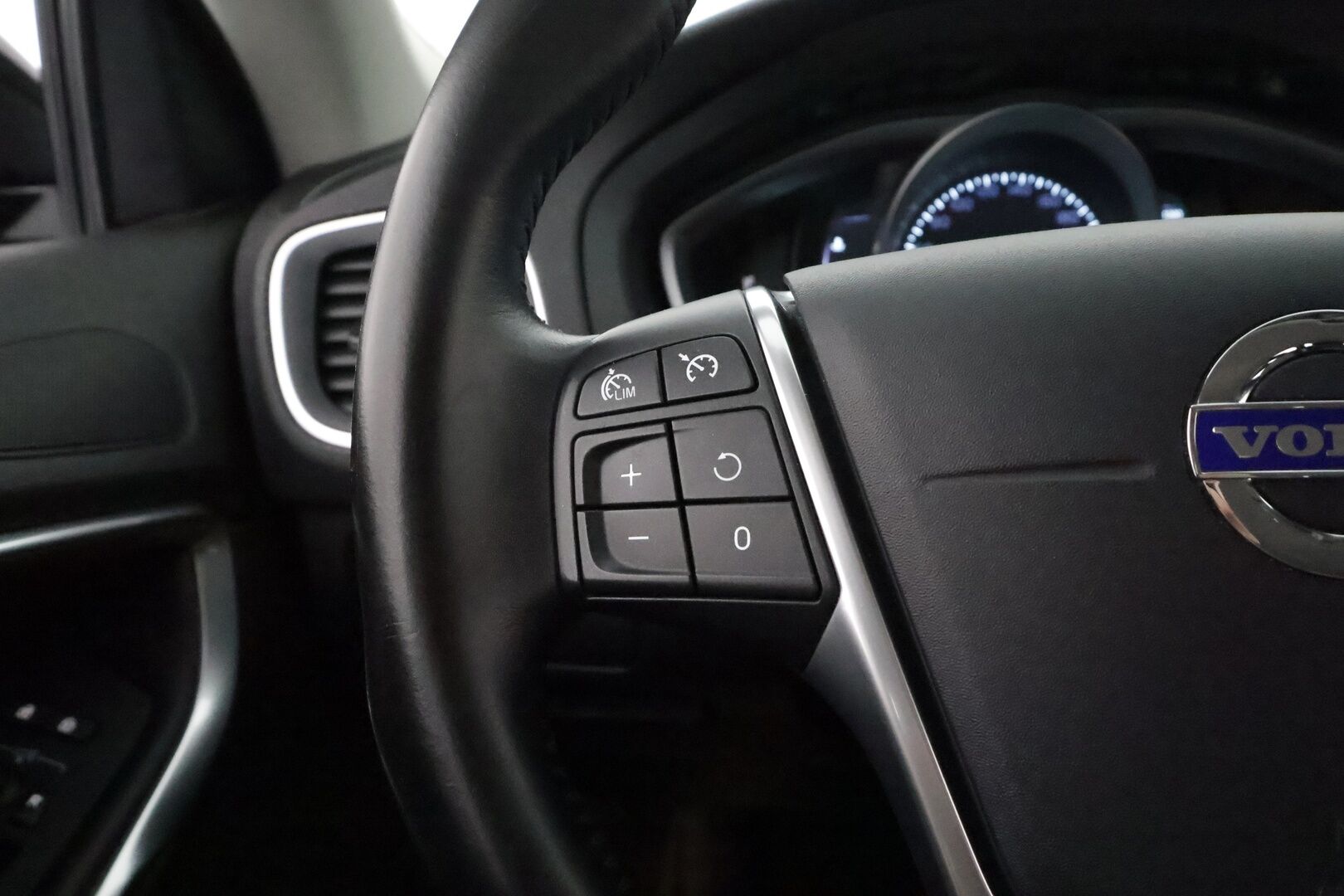 Volvo V40 Cross Country 2016 T3 Business aut ** Webasto / XENON-valot / Navi / P.Tutka / Nahkaverhoilu ** - Suomi-auto / Kahdet Renkaat