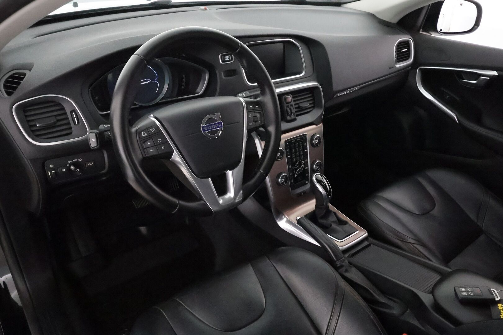 Volvo V40 Cross Country 2016 T3 Business aut ** Webasto / XENON-valot / Navi / P.Tutka / Nahkaverhoilu ** - Suomi-auto / Kahdet Renkaat
