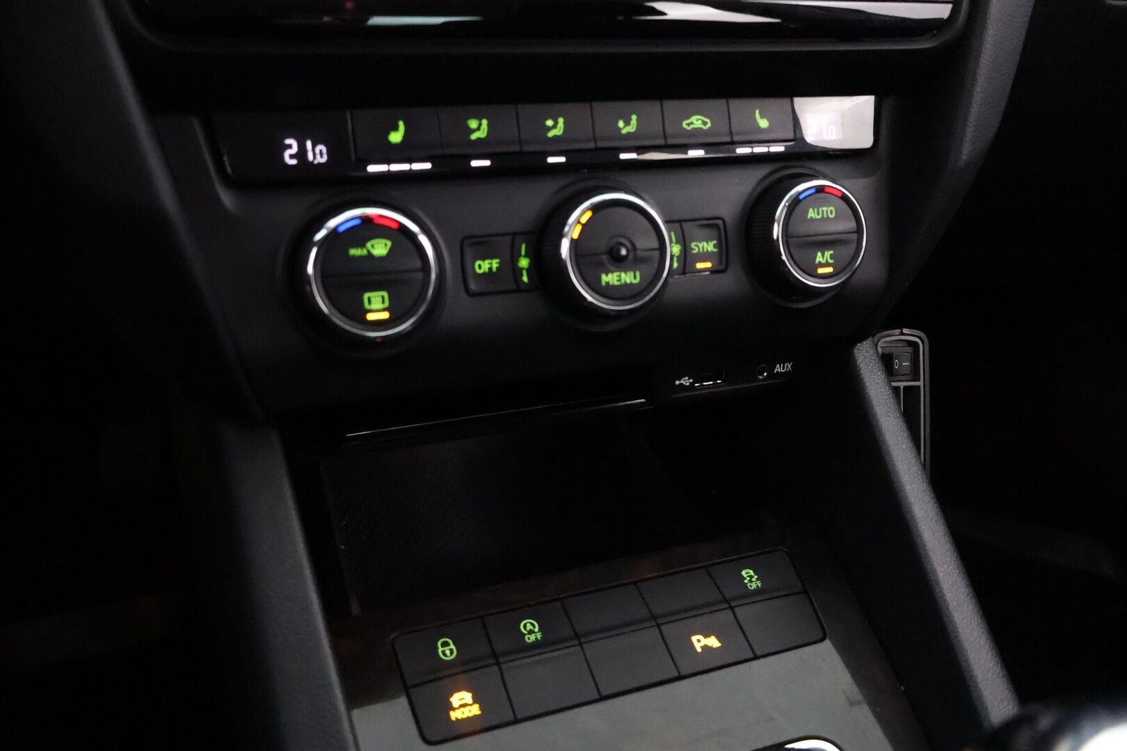 Skoda Octavia 2016 1,8 TSI 4x4 Style DSG Autom. - Suomiauto / KeylessGo / Vetokoukku / Peruutustutkat / Xenon / Lohko & Sisäpistoke / Juuri tullut Tampereelle!