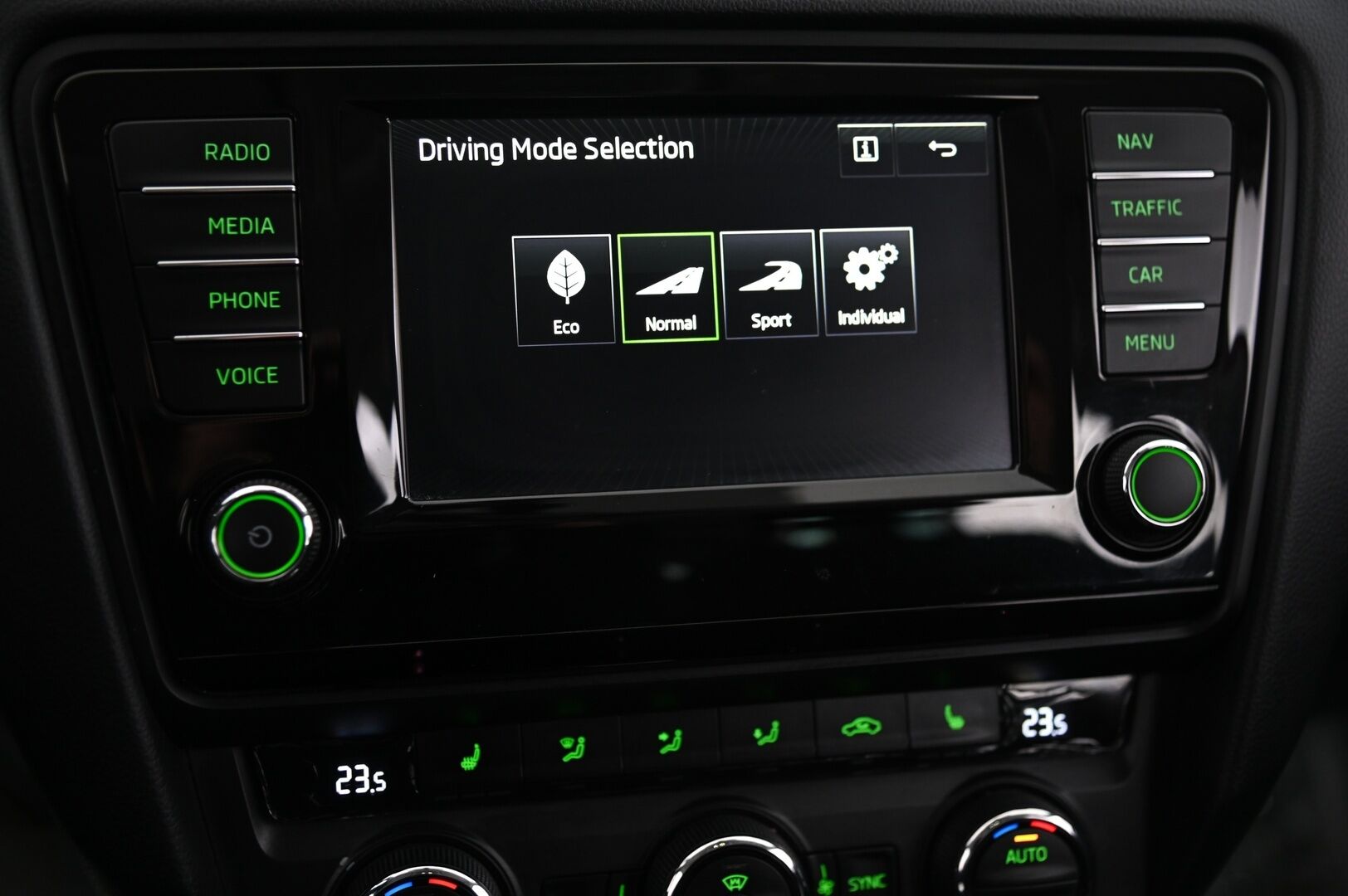 Skoda Octavia 2016 Combi 2,0 TDI 184 4x4 Style DSG Autom. *Webasto / P-kamera / Vetokoukku / Muistipenkki* - *Suomi-auto / Näyttävä yksilö / Juuri tullut*