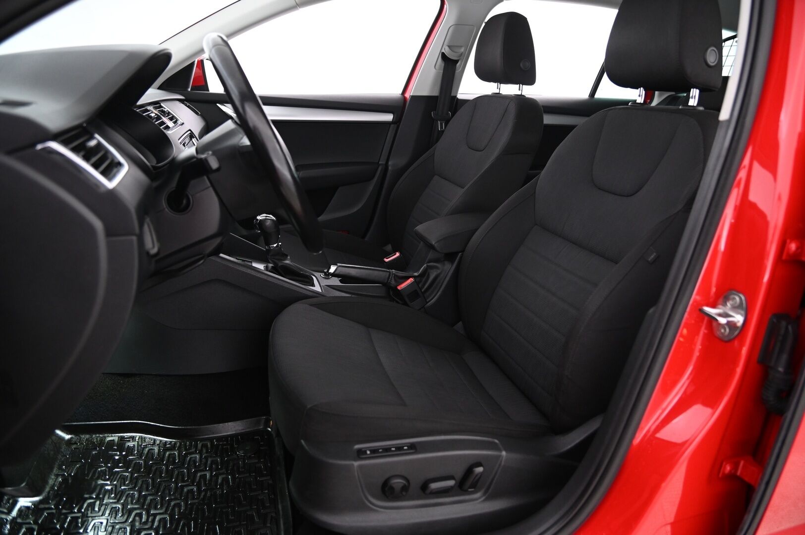 Skoda Octavia 2016 Combi 2,0 TDI 184 4x4 Style DSG Autom. *Webasto / P-kamera / Vetokoukku / Muistipenkki* - *Suomi-auto / Näyttävä yksilö / Juuri tullut*