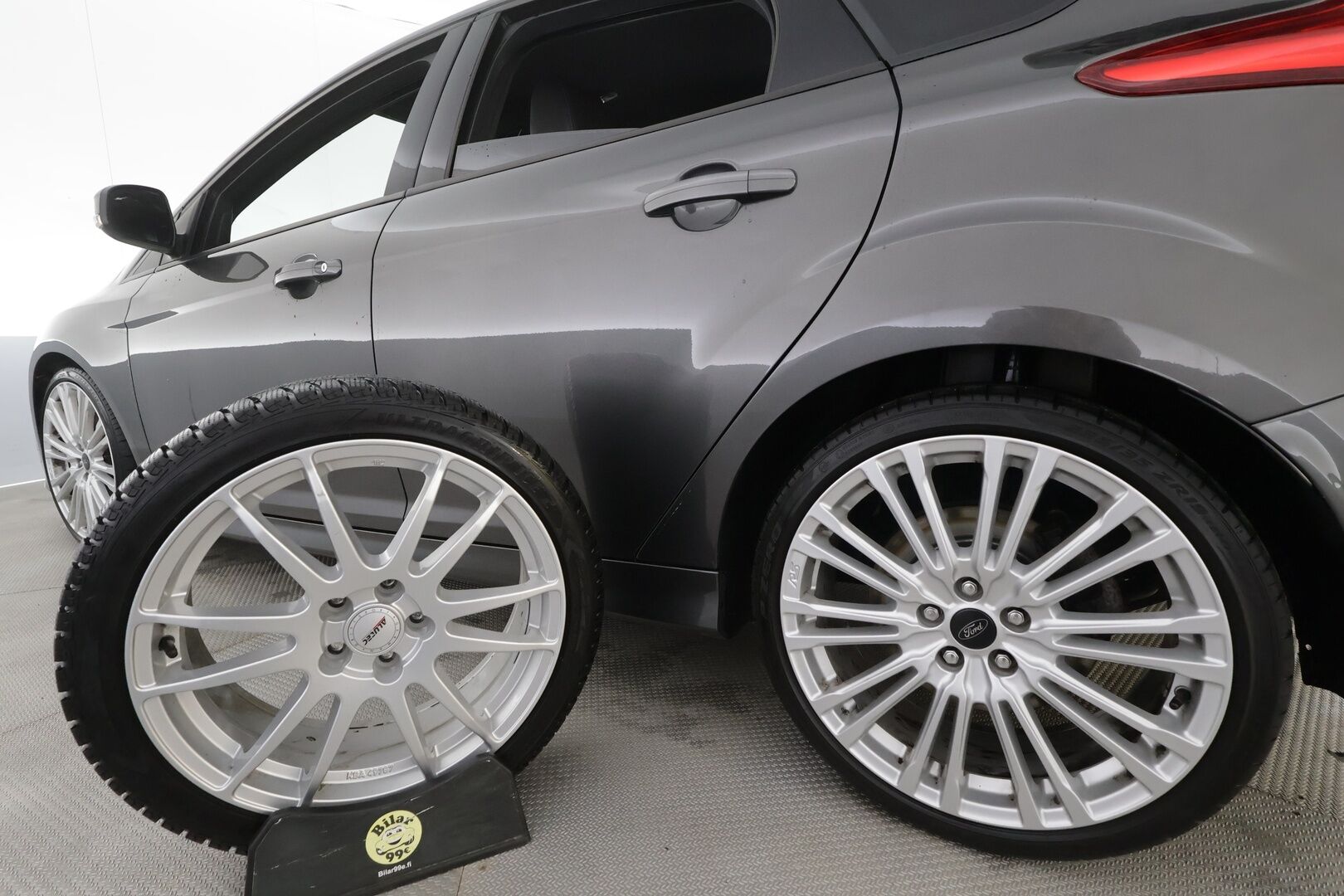 Ford Focus 2016 2,3 EcoBoost 350 hv start/stop M6 RS 5-ovinen - | Vakkari | P.Kamera | Sport-putkisto | Urheilu alusta | Sporttipenkit | Navi | Bi-Xenon | Lohko | Autom.ilmastointi | Suomi-auto | Kahdet renkaat aluvanteilla |