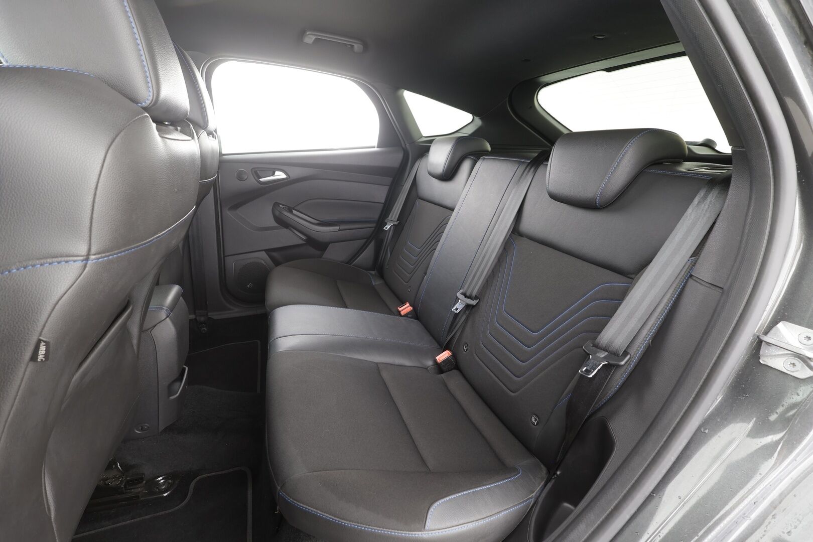 Ford Focus 2016 2,3 EcoBoost 350 hv start/stop M6 RS 5-ovinen - | Vakkari | P.Kamera | Sport-putkisto | Urheilu alusta | Sporttipenkit | Navi | Bi-Xenon | Lohko | Autom.ilmastointi | Suomi-auto | Kahdet renkaat aluvanteilla |