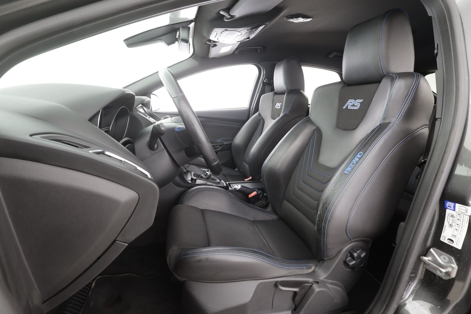 Ford Focus 2016 2,3 EcoBoost 350 hv start/stop M6 RS 5-ovinen - | Vakkari | P.Kamera | Sport-putkisto | Urheilu alusta | Sporttipenkit | Navi | Bi-Xenon | Lohko | Autom.ilmastointi | Suomi-auto | Kahdet renkaat aluvanteilla |