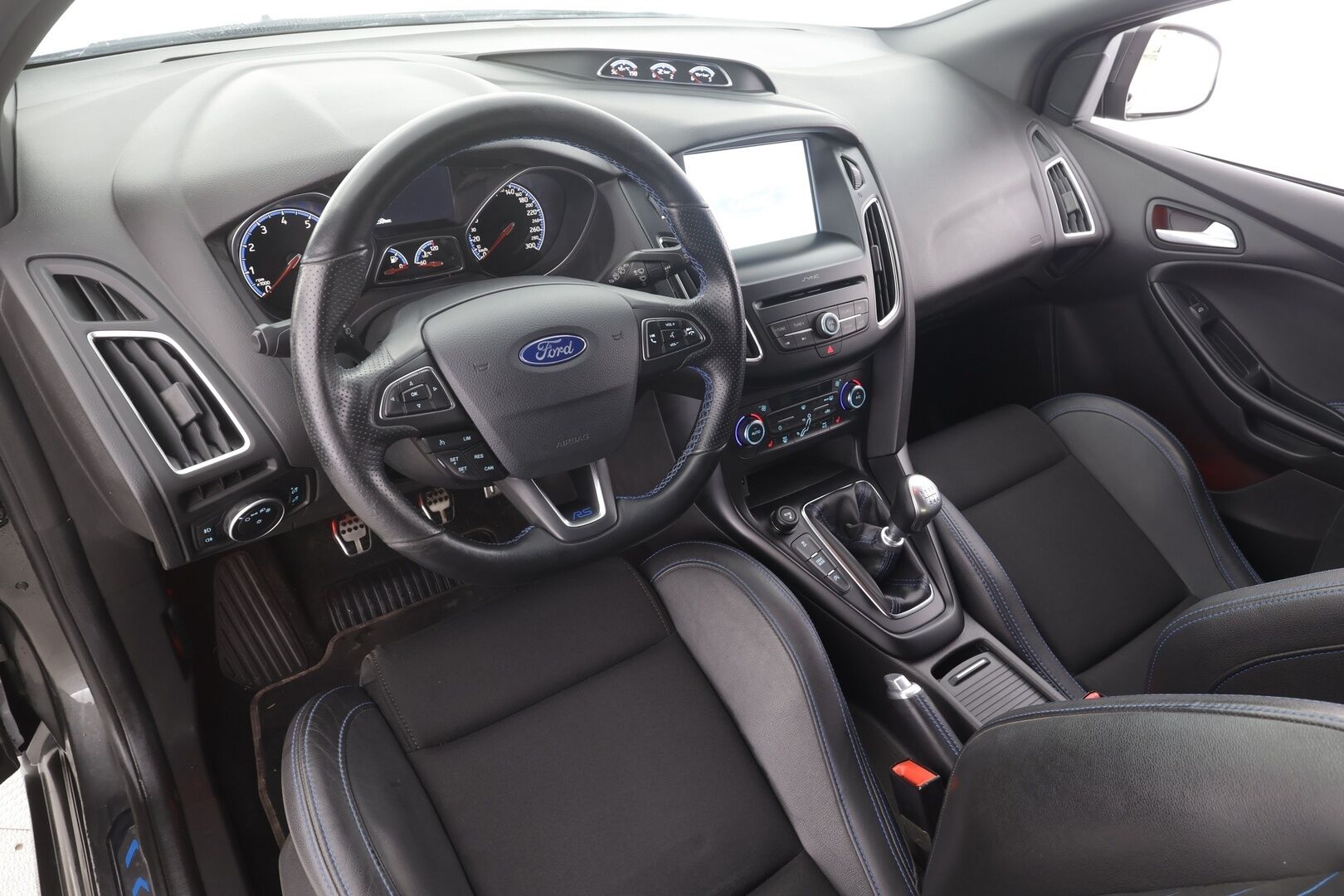 Ford Focus 2016 2,3 EcoBoost 350 hv start/stop M6 RS 5-ovinen - | Vakkari | P.Kamera | Sport-putkisto | Urheilu alusta | Sporttipenkit | Navi | Bi-Xenon | Lohko | Autom.ilmastointi | Suomi-auto | Kahdet renkaat aluvanteilla |