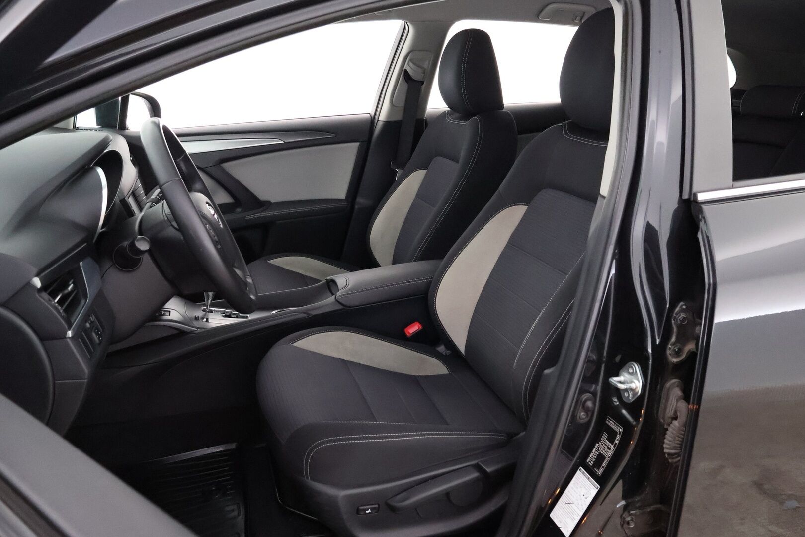 Toyota Avensis 2016 1,8 Valvematic Active Touring Sports Multidrive S - Suomiauto / 2-omisteinen / Vetokoukku / Peruutuskamera / Vakkari / Navi / Lohko & Sisäpistoke / Juuri saapunut!
