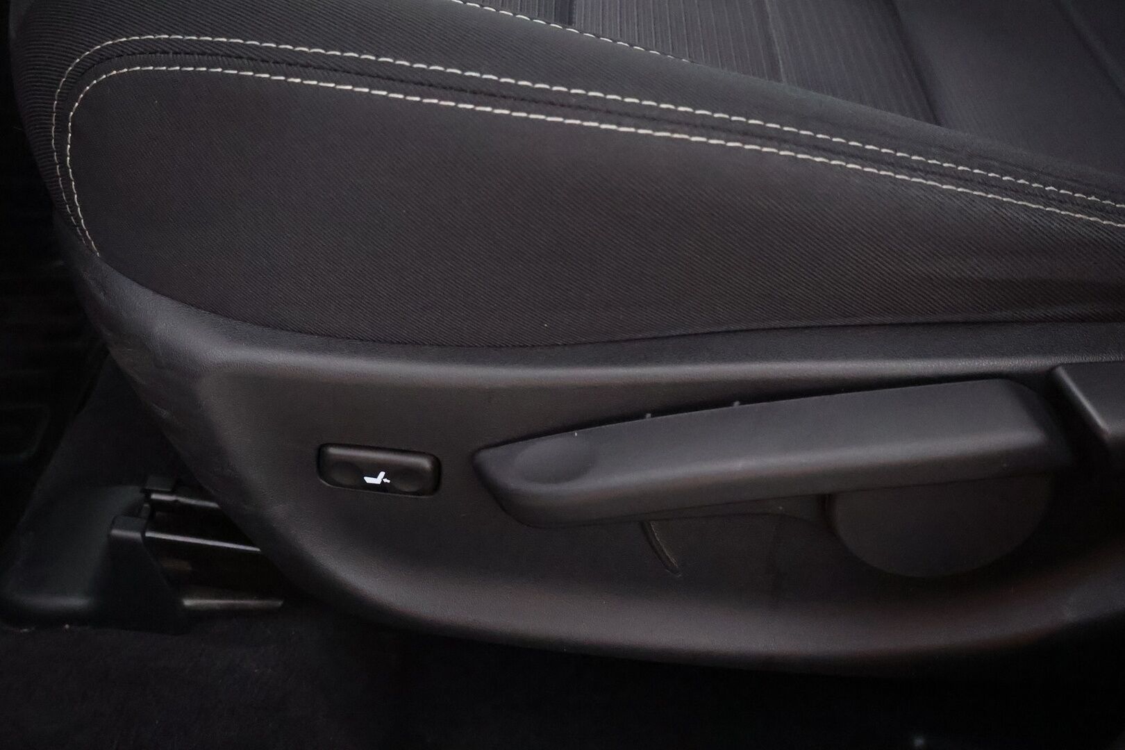 Toyota Avensis 2016 1,8 Valvematic Active Touring Sports Multidrive S - Suomiauto / 2-omisteinen / Vetokoukku / Peruutuskamera / Vakkari / Navi / Lohko & Sisäpistoke / Juuri saapunut!
