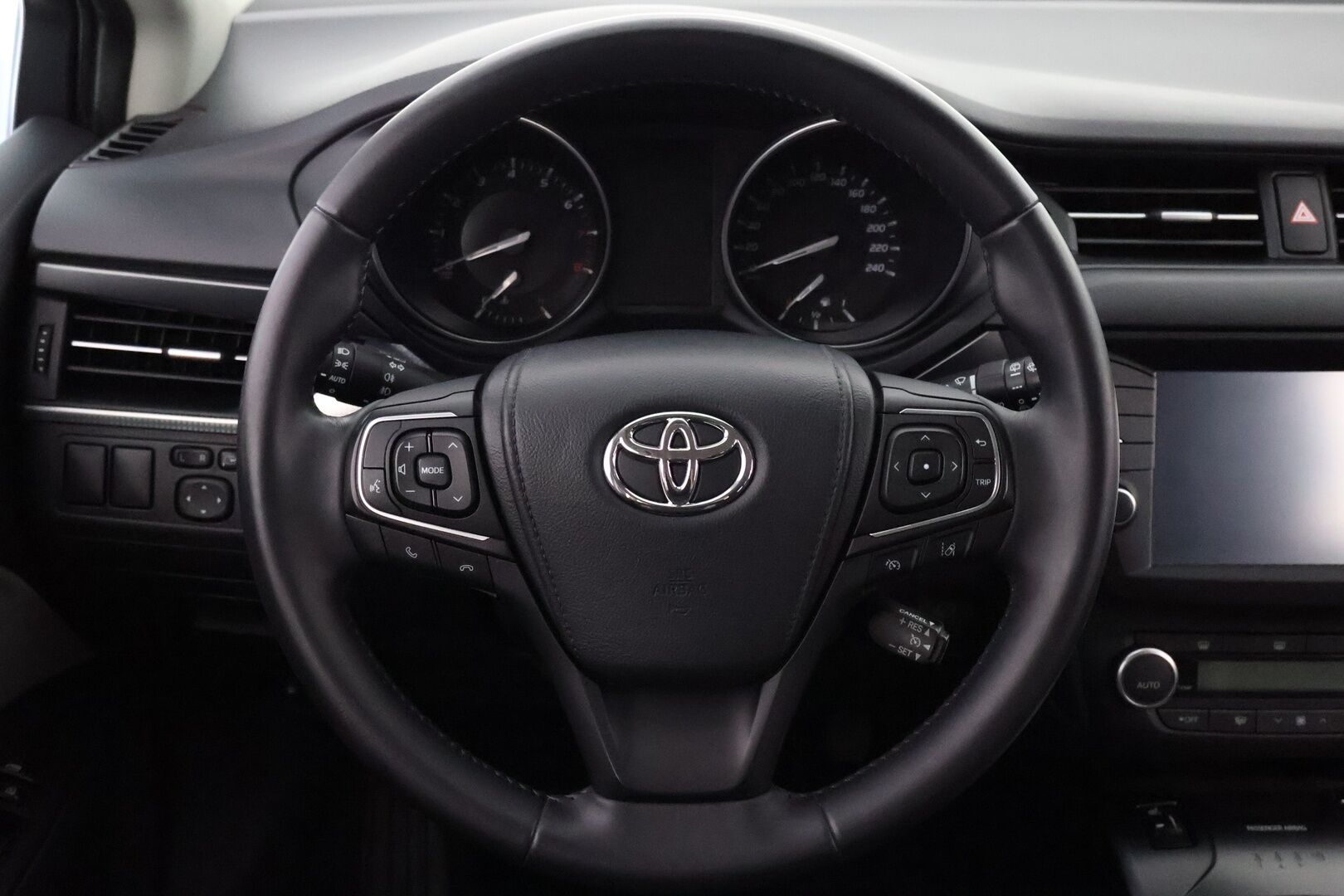 Toyota Avensis 2016 1,8 Valvematic Active Touring Sports Multidrive S - Suomiauto / 2-omisteinen / Vetokoukku / Peruutuskamera / Vakkari / Navi / Lohko & Sisäpistoke / Juuri saapunut!