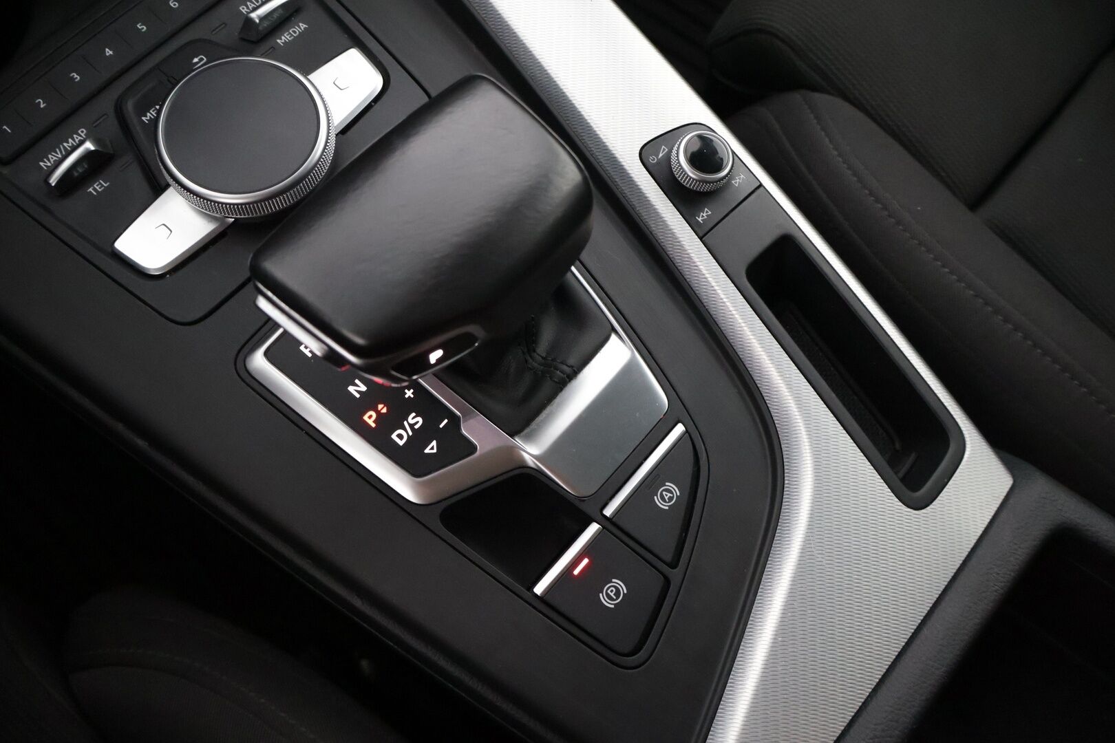 Audi A4 2016 Avant Business Sport 2,0 TDI 140 kW quattro * S-Line ulko / Webasto / Digimittaristo / Matrix LED / B&O / Vetokoukku * - * Jakohihna vaihdettu 5/2025 112tkm / Siistikuntoinen, hyvin varusteltu Suomiauto! *