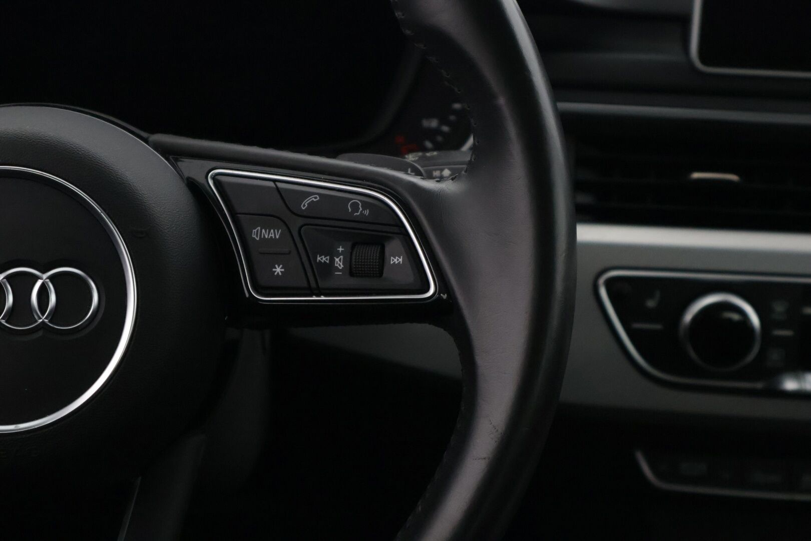 Audi A4 2016 Avant Business Sport 2,0 TDI 140 kW quattro * S-Line ulko / Webasto / Digimittaristo / Matrix LED / B&O / Vetokoukku * - * Jakohihna vaihdettu 5/2025 112tkm / Siistikuntoinen, hyvin varusteltu Suomiauto! *