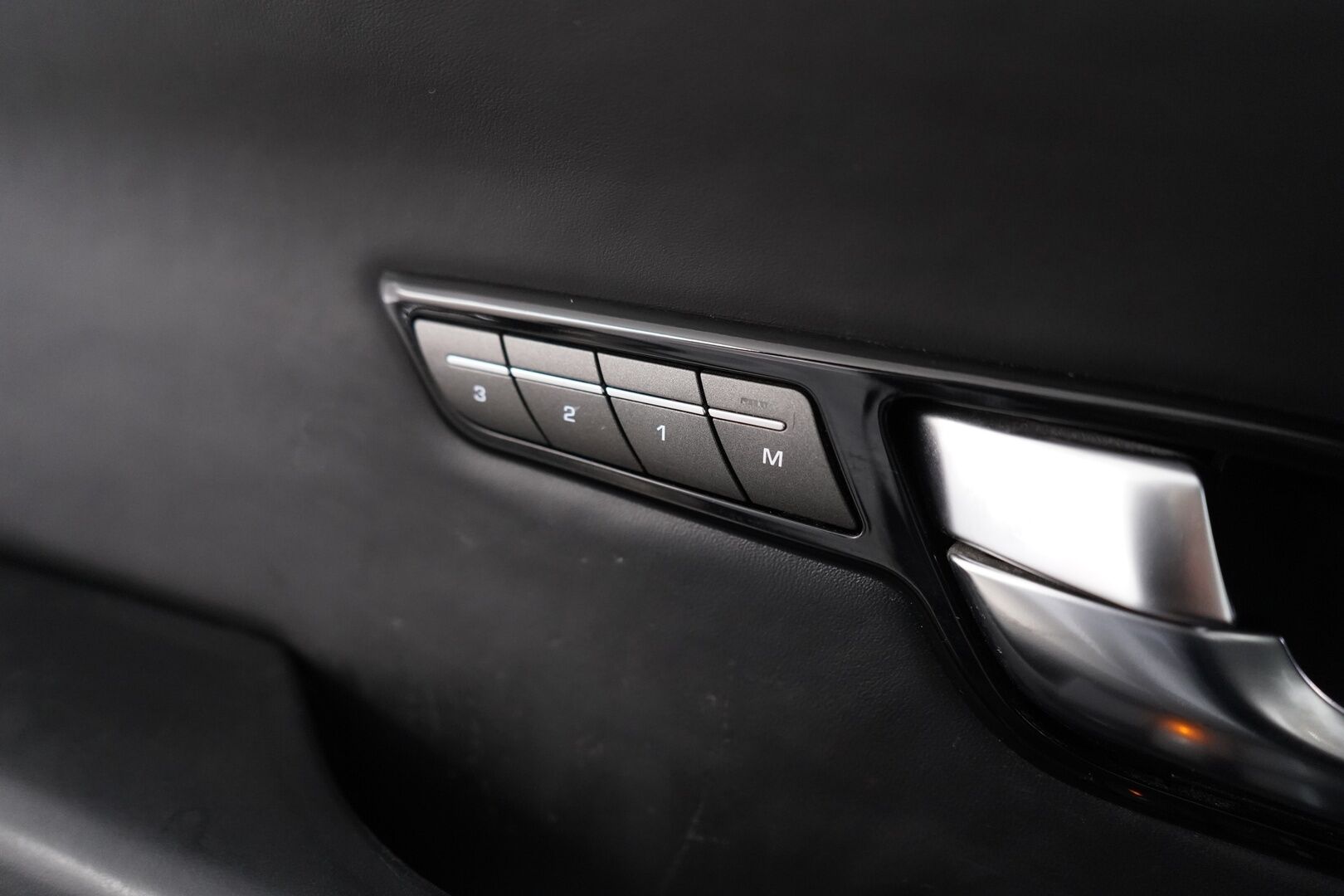 Land Rover Range Rover Evoque 2016 2,0 TD4 180 Aut HSE Dynamic - 360-kamera | Meridian | Lasikatto | Muistipenkit | Koukku | Nahkasisusta | Suomi-auto | Kahdet renkaat aluvantein | Juuri huollettu ja katsastettu