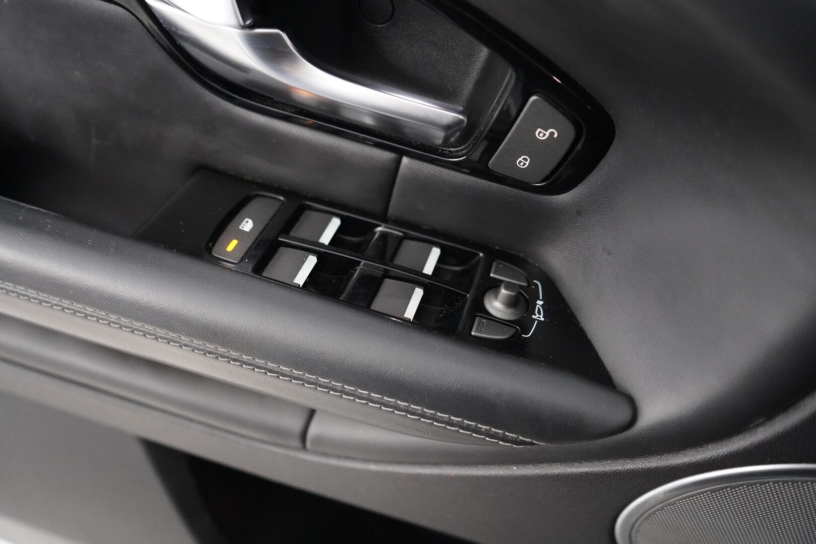 Land Rover Range Rover Evoque 2016 2,0 TD4 180 Aut HSE Dynamic - 360-kamera | Meridian | Lasikatto | Muistipenkit | Koukku | Nahkasisusta | Suomi-auto | Kahdet renkaat aluvantein | Juuri huollettu ja katsastettu
