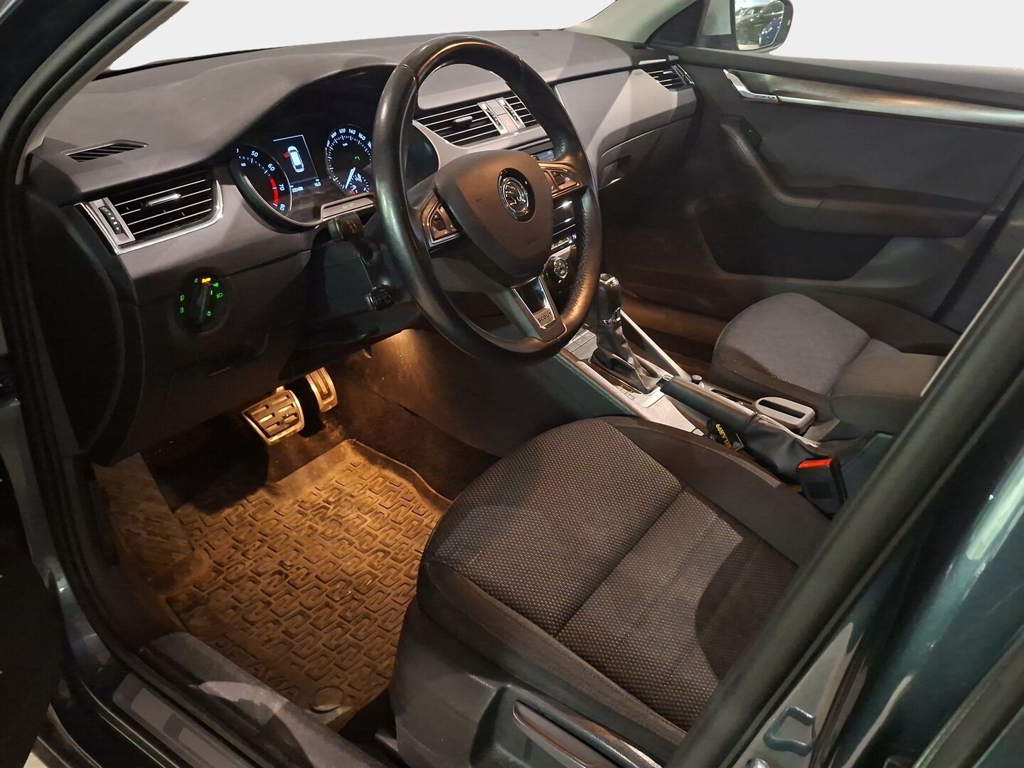 Skoda Octavia 2016 Combi 1,8 TSI 4x4 Scout DSG Autom. *ACC / Webasto / Koukku / P.kamere / S.luukku / KeyLessGo* - Hyvin huollettu! / 2x oem alut merkkirenkain! / Siisti kuntoinen! - HULLUT AVAJAISHULINAT KORKOTARJOUS 3,29 %