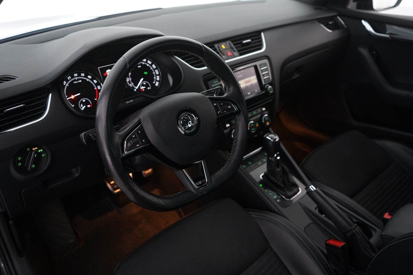 Skoda Octavia 2017 Combi 2,0 TDI 184 RS DSG Autom. * ACC / Webasto / Tutkat / Koukku / Sporttipenkit * -  Suomi-auto / Kahdet Skodan vanteet / Myydään juuri huollettuna
