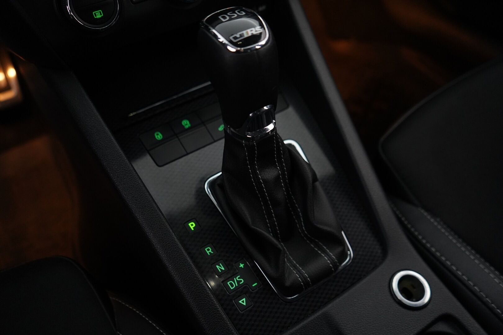 Skoda Octavia 2017 Combi 2,0 TDI 184 RS DSG Autom. * ACC / Webasto / Tutkat / Koukku / Sporttipenkit * -  Suomi-auto / Kahdet Skodan vanteet / Myydään juuri huollettuna