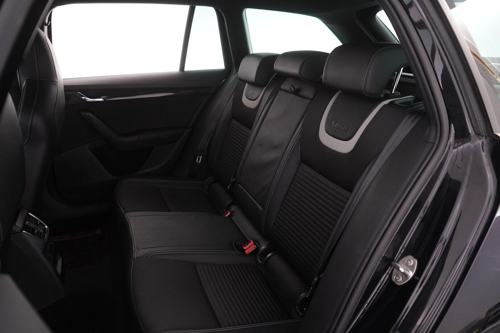 Skoda Octavia 2017 Combi 2,0 TDI 184 RS DSG Autom. * ACC / Webasto / Tutkat / Koukku / Sporttipenkit * -  Suomi-auto / Kahdet Skodan vanteet / Myydään juuri huollettuna