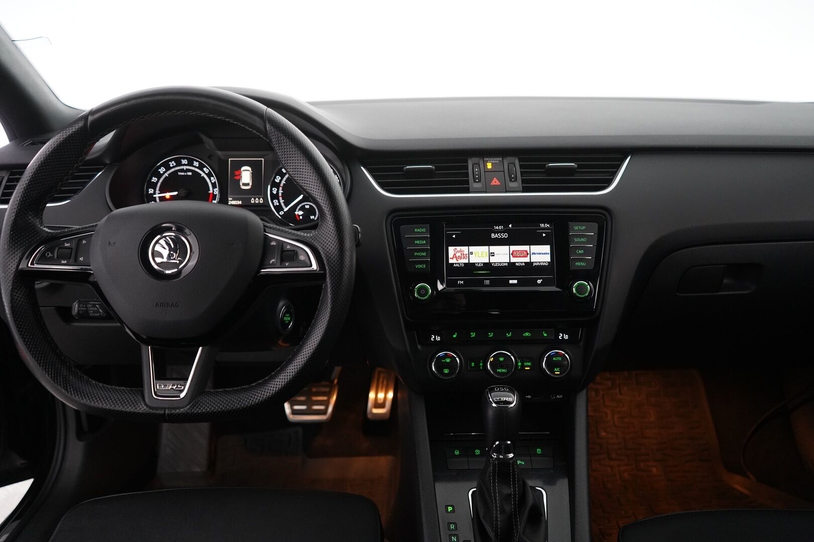 Skoda Octavia 2017 Combi 2,0 TDI 184 RS DSG Autom. * ACC / Webasto / Tutkat / Koukku / Sporttipenkit * -  Suomi-auto / Kahdet Skodan vanteet / Myydään juuri huollettuna