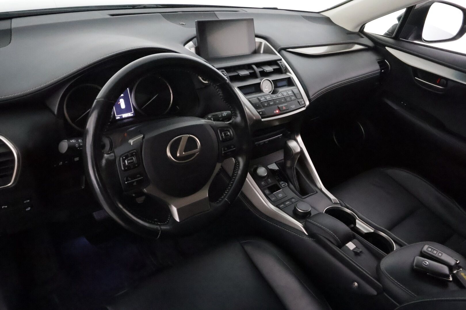 Lexus NX 2017 300h Hybrid A AWD Executive **Adapt.vakkari / P.kamera / Sähköpenkit / Nahat / Lohkolämmitin / KeylessGo** - 3,99 % KORKOTARJOUS TÄHÄN AUTOON - Suomi-auto / Kahdet renkaat aluvanteilla 