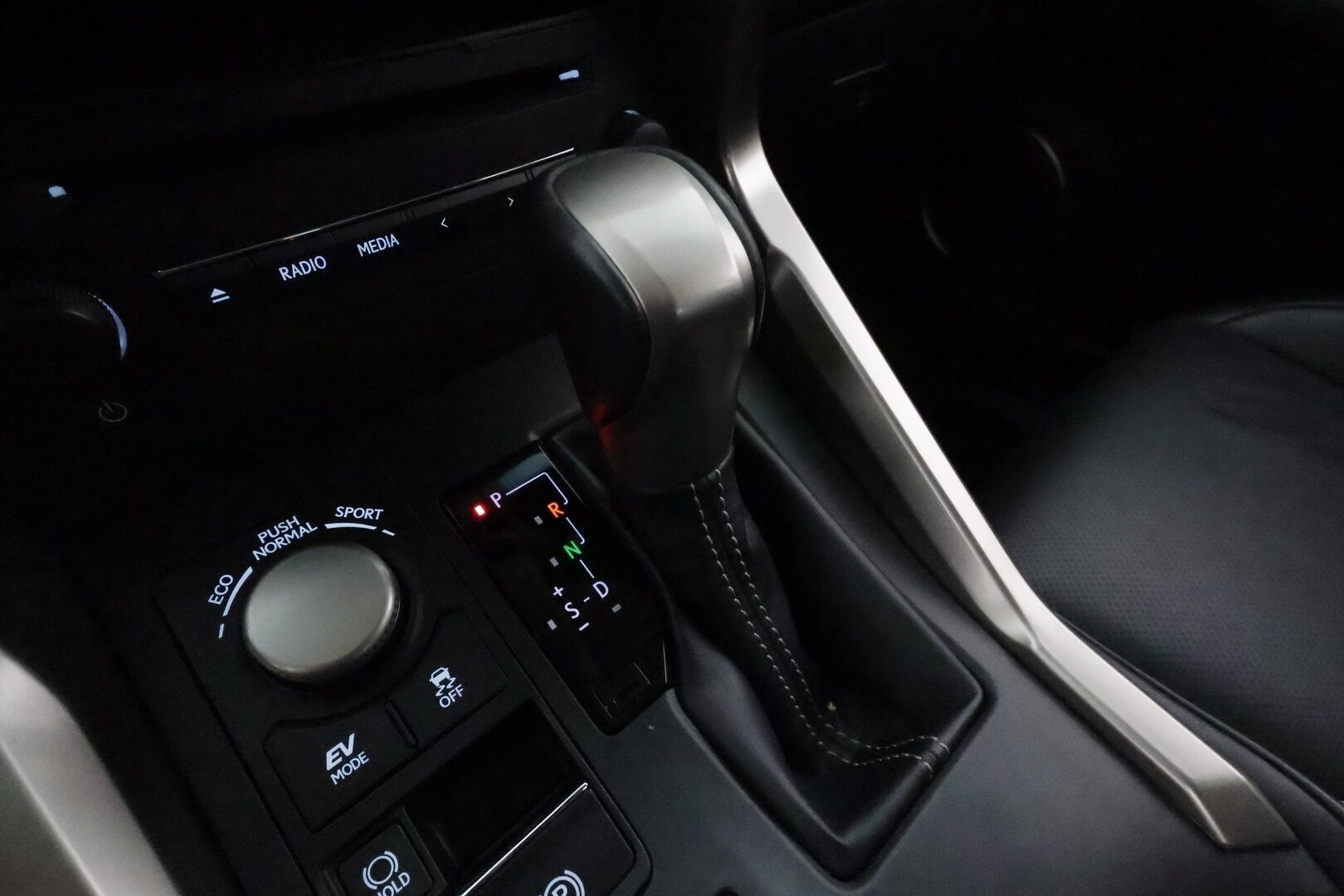 Lexus NX 2017 300h Hybrid A AWD Executive **Adapt.vakkari / P.kamera / Sähköpenkit / Nahat / Lohkolämmitin / KeylessGo** - 3,99 % KORKOTARJOUS TÄHÄN AUTOON - Suomi-auto / Kahdet renkaat aluvanteilla 