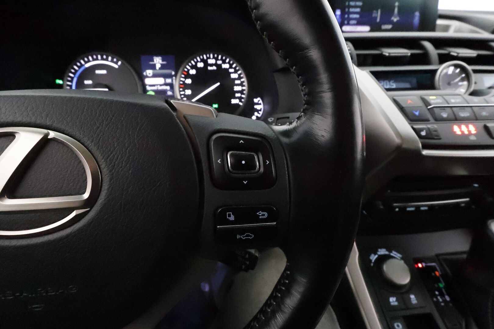 Lexus NX 2017 300h Hybrid A AWD Executive **Adapt.vakkari / P.kamera / Sähköpenkit / Nahat / Lohkolämmitin / KeylessGo** - 3,99 % KORKOTARJOUS TÄHÄN AUTOON - Suomi-auto / Kahdet renkaat aluvanteilla 