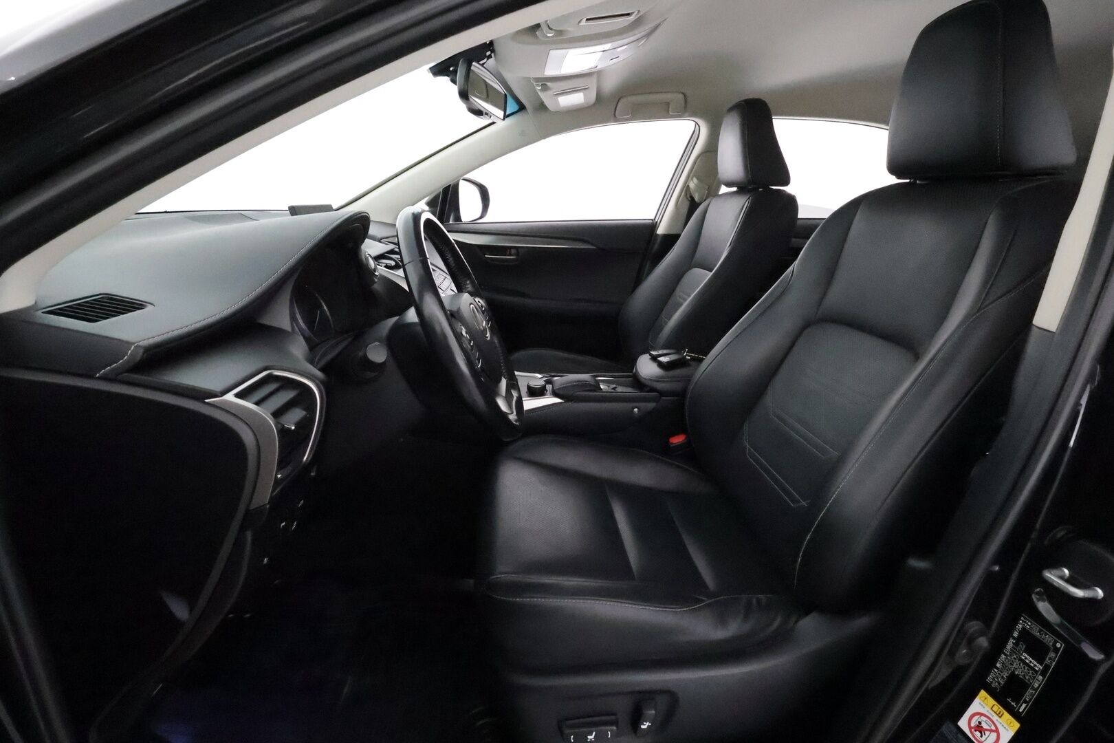 Lexus NX 2017 300h Hybrid A AWD Executive **Adapt.vakkari / P.kamera / Sähköpenkit / Nahat / Lohkolämmitin / KeylessGo** - 3,99 % KORKOTARJOUS TÄHÄN AUTOON - Suomi-auto / Kahdet renkaat aluvanteilla 