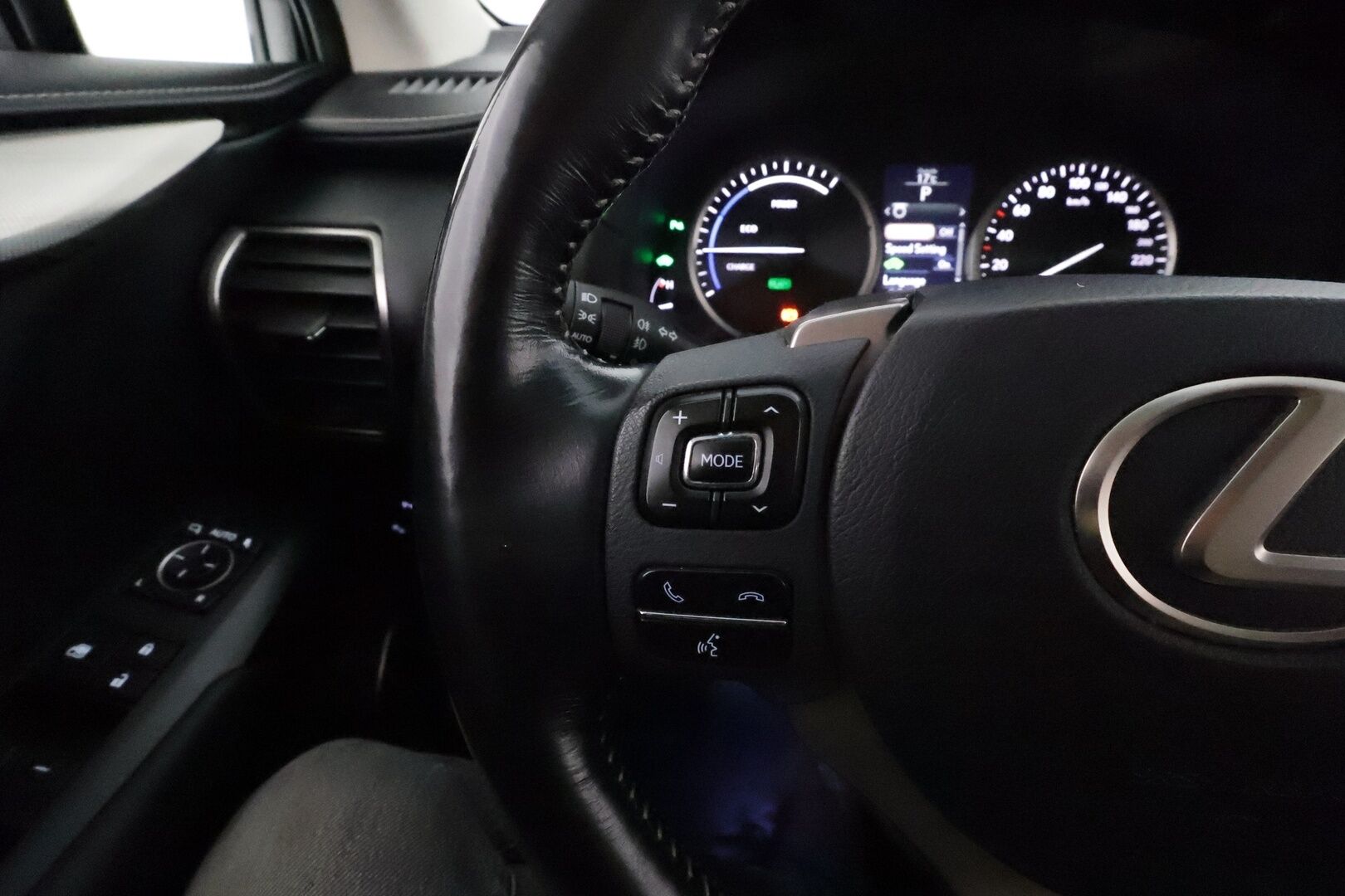 Lexus NX 2017 300h Hybrid A AWD Executive **Adapt.vakkari / P.kamera / Sähköpenkit / Nahat / Lohkolämmitin / KeylessGo** - 3,99 % KORKOTARJOUS TÄHÄN AUTOON - Suomi-auto / Kahdet renkaat aluvanteilla 
