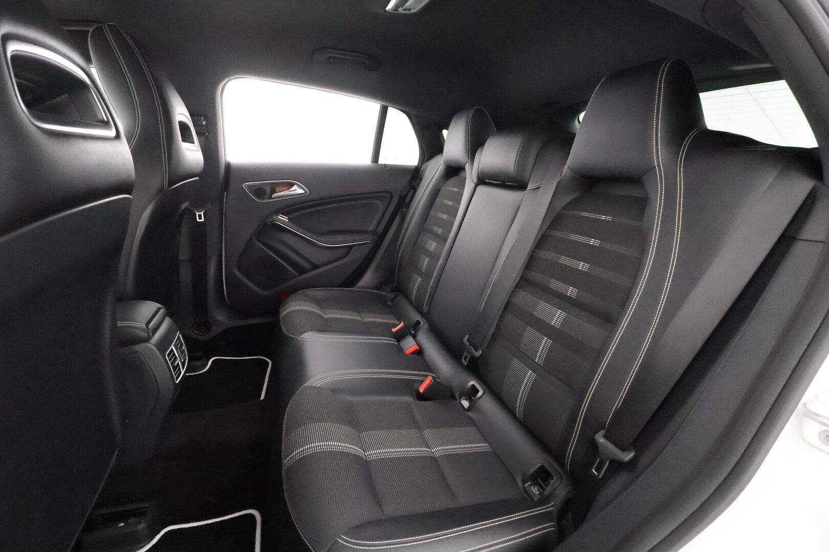 Mercedes-Benz CLA 2017 180 A Shooting Brake Premium Business - | Koukku | P.Kamera | LED-High Performance | Sporttipenkit | Apple&Android | Facelift | Lohkolämmitin | Vakkari | Suomi-auto | Kahdet renkaat | 
