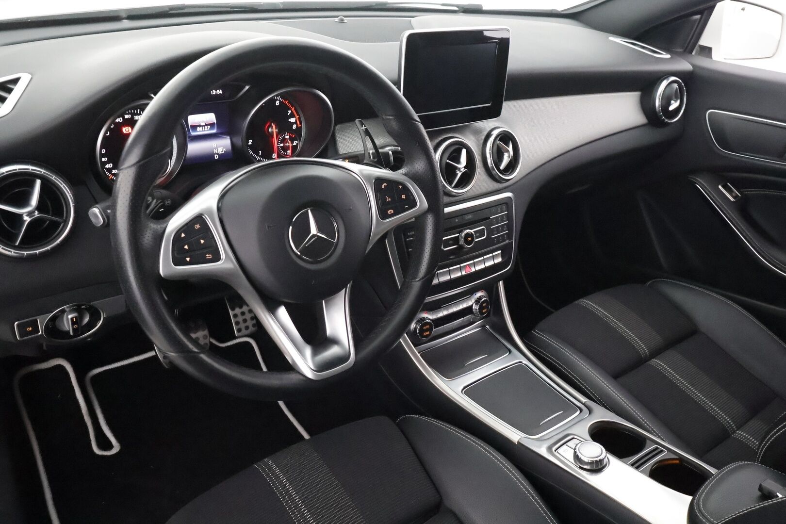 Mercedes-Benz CLA 2017 180 A Shooting Brake Premium Business - | Koukku | P.Kamera | LED-High Performance | Sporttipenkit | Apple&Android | Facelift | Lohkolämmitin | Vakkari | Suomi-auto | Kahdet renkaat | 