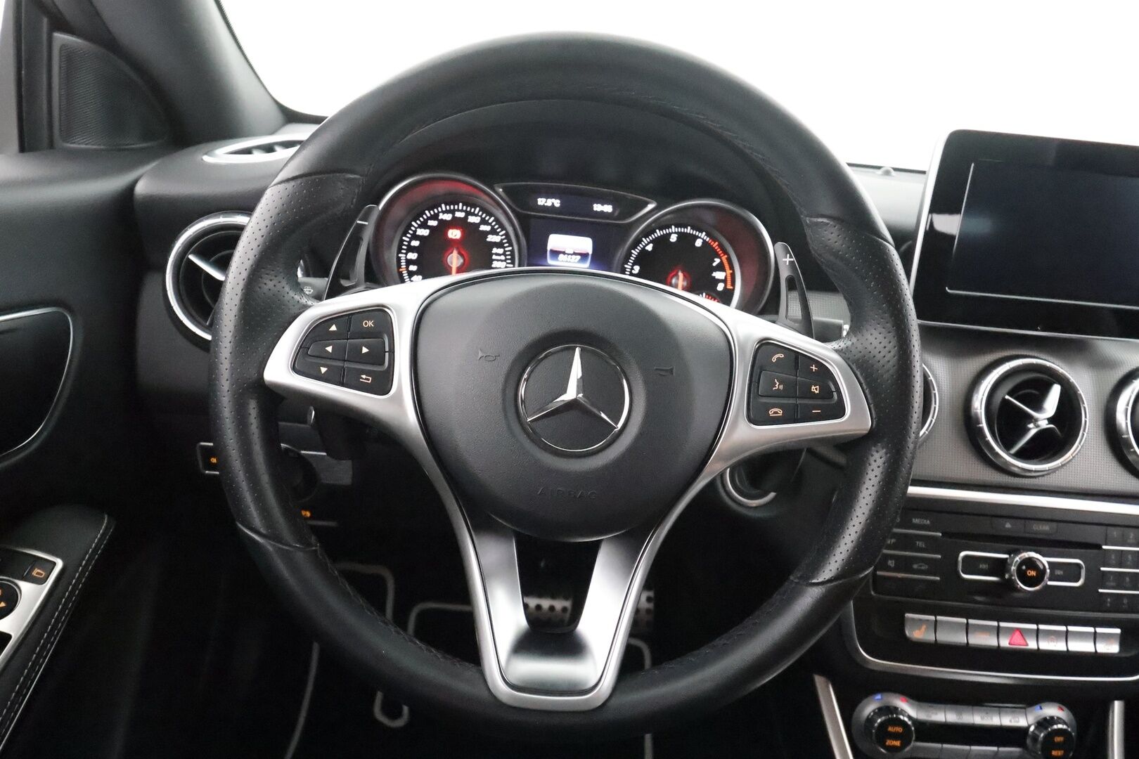 Mercedes-Benz CLA 2017 180 A Shooting Brake Premium Business - | Koukku | P.Kamera | LED-High Performance | Sporttipenkit | Apple&Android | Facelift | Lohkolämmitin | Vakkari | Suomi-auto | Kahdet renkaat | 