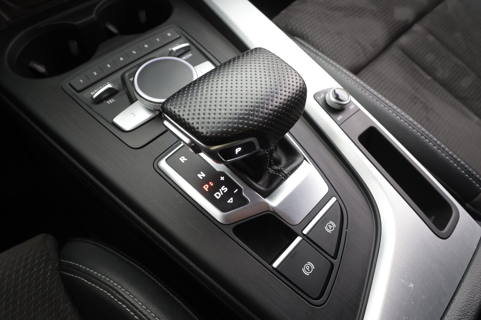 Audi A4 2017 Avant Land of quattro 2,0 TFSI 185 kW quattro S tronic - | Webasto | Koukku | Matrix | P.Tutkat | Vakkari | Bluetooth | Sporttipenkit | Digimittaristo | Navi | Suomi-auto | Kahdet renkaat aluvanteilla |