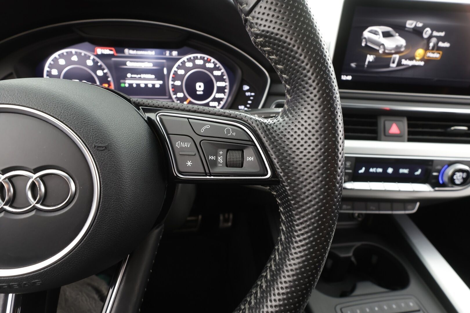 Audi A4 2017 Avant Land of quattro 2,0 TFSI 185 kW quattro S tronic - | Webasto | Koukku | Matrix | P.Tutkat | Vakkari | Bluetooth | Sporttipenkit | Digimittaristo | Navi | Suomi-auto | Kahdet renkaat aluvanteilla |