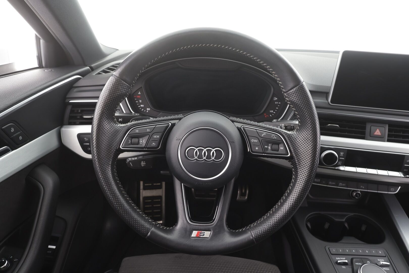 Audi A4 2017 Avant Land of quattro 2,0 TFSI 185 kW quattro S tronic - | Webasto | Koukku | Matrix | P.Tutkat | Vakkari | Bluetooth | Sporttipenkit | Digimittaristo | Navi | Suomi-auto | Kahdet renkaat aluvanteilla |