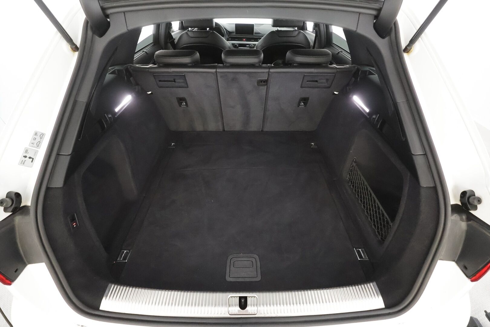 Audi A4 2017 Avant Land of quattro 2,0 TFSI 185 kW quattro S tronic - | Webasto | Koukku | Matrix | P.Tutkat | Vakkari | Bluetooth | Sporttipenkit | Digimittaristo | Navi | Suomi-auto | Kahdet renkaat aluvanteilla |