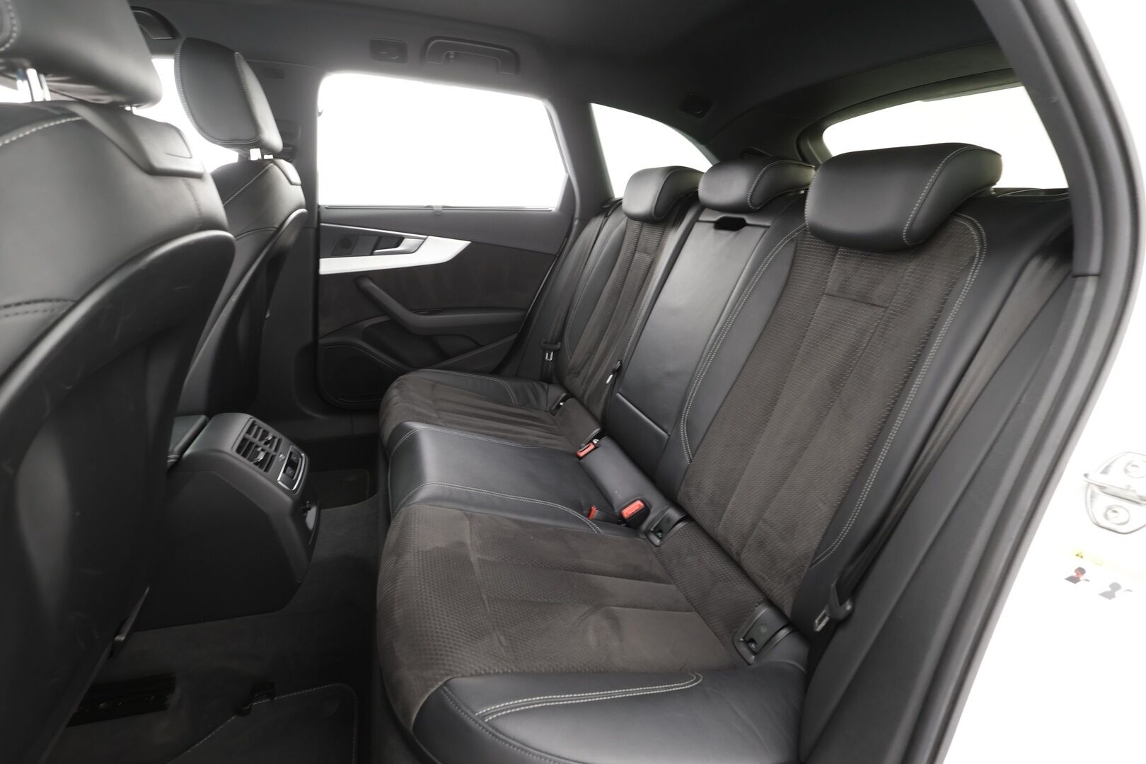 Audi A4 2017 Avant Land of quattro 2,0 TFSI 185 kW quattro S tronic - | Webasto | Koukku | Matrix | P.Tutkat | Vakkari | Bluetooth | Sporttipenkit | Digimittaristo | Navi | Suomi-auto | Kahdet renkaat aluvanteilla |