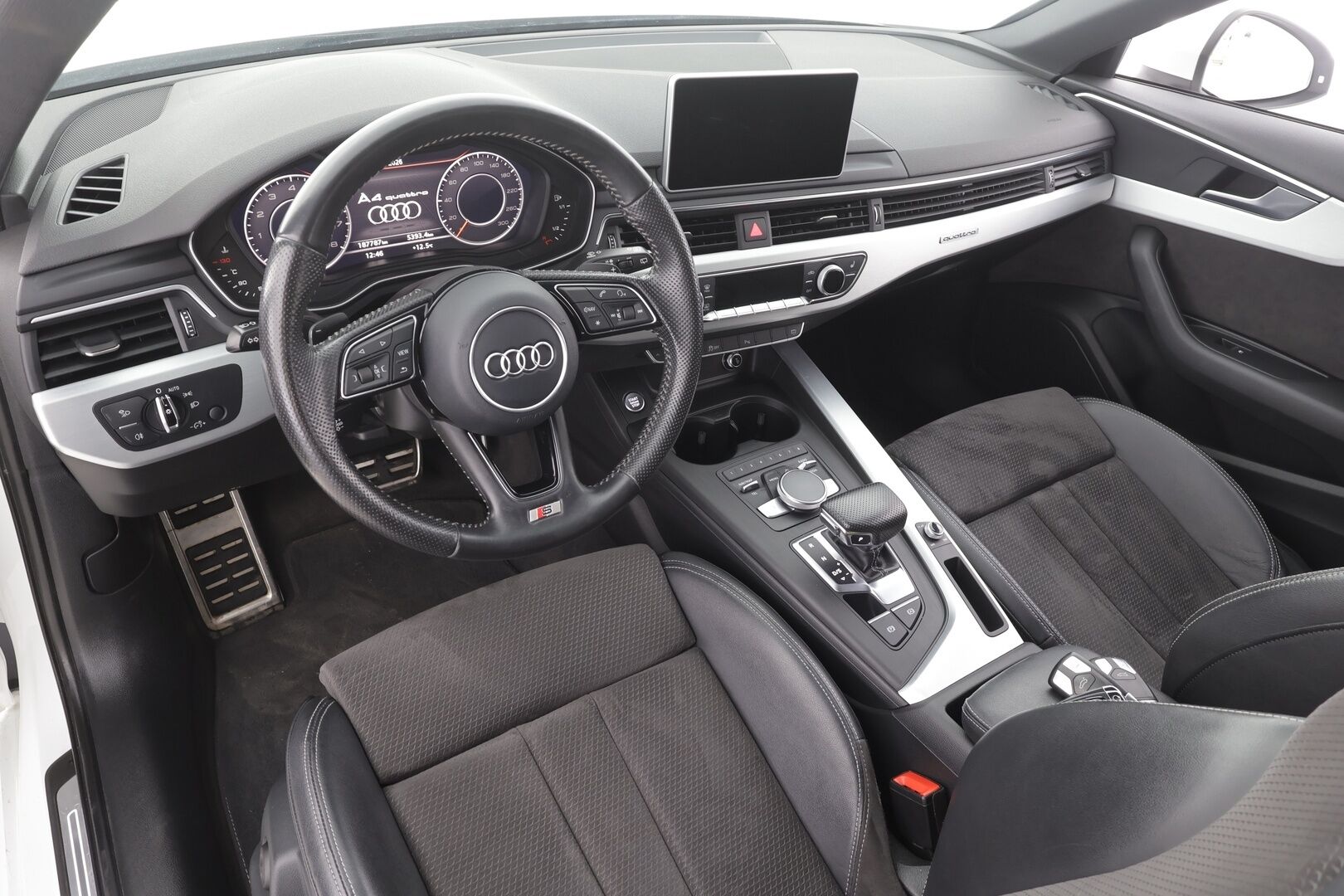 Audi A4 2017 Avant Land of quattro 2,0 TFSI 185 kW quattro S tronic - | Webasto | Koukku | Matrix | P.Tutkat | Vakkari | Bluetooth | Sporttipenkit | Digimittaristo | Navi | Suomi-auto | Kahdet renkaat aluvanteilla |