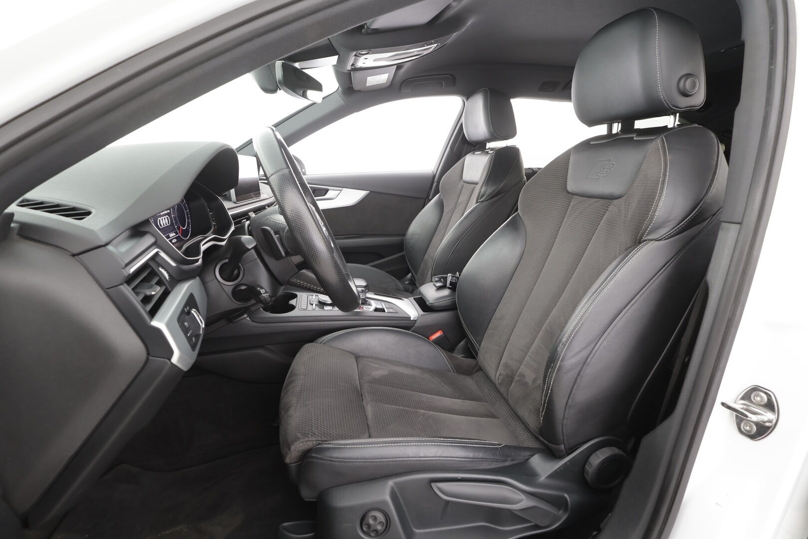 Audi A4 2017 Avant Land of quattro 2,0 TFSI 185 kW quattro S tronic - | Webasto | Koukku | Matrix | P.Tutkat | Vakkari | Bluetooth | Sporttipenkit | Digimittaristo | Navi | Suomi-auto | Kahdet renkaat aluvanteilla |