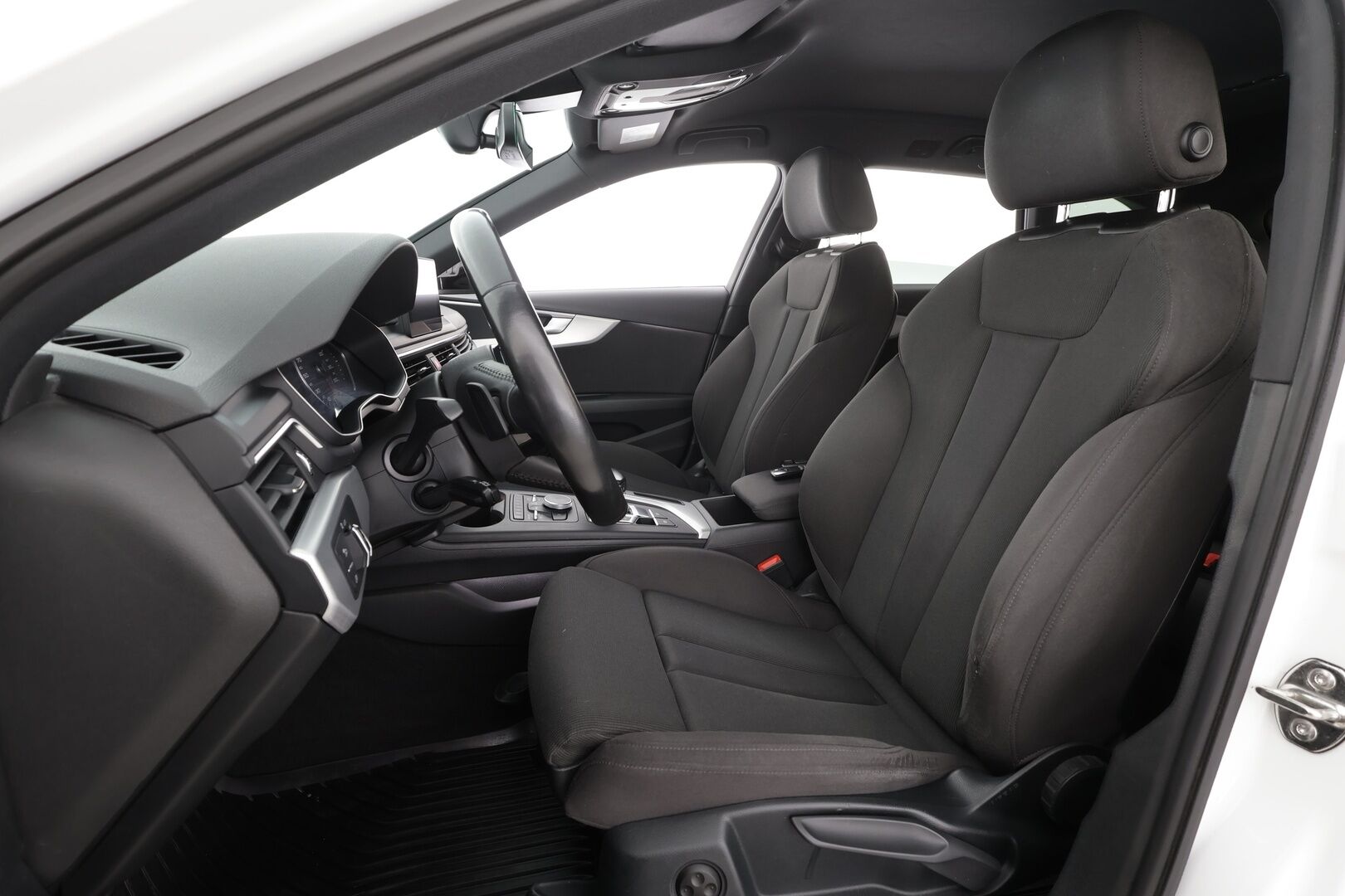 Audi A4 2017 Avant Business Sport 2,0 TFSI 140 kW S tronic * Vakkari / P.tutkat / Webasto / Koukku / LED / Sporttipenkit * - Suomi-auto / Kahdet renkaat aluvanteilla