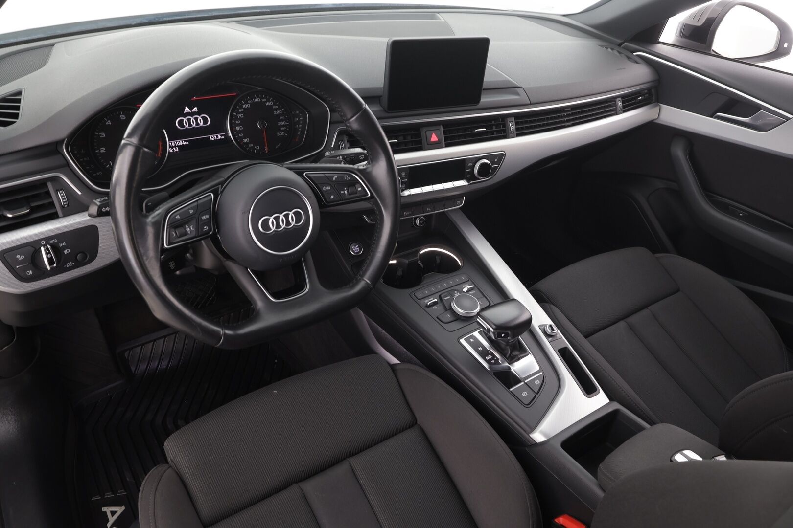 Audi A4 2017 Avant Business Sport 2,0 TFSI 140 kW S tronic * Vakkari / P.tutkat / Webasto / Koukku / LED / Sporttipenkit * - Suomi-auto / Kahdet renkaat aluvanteilla