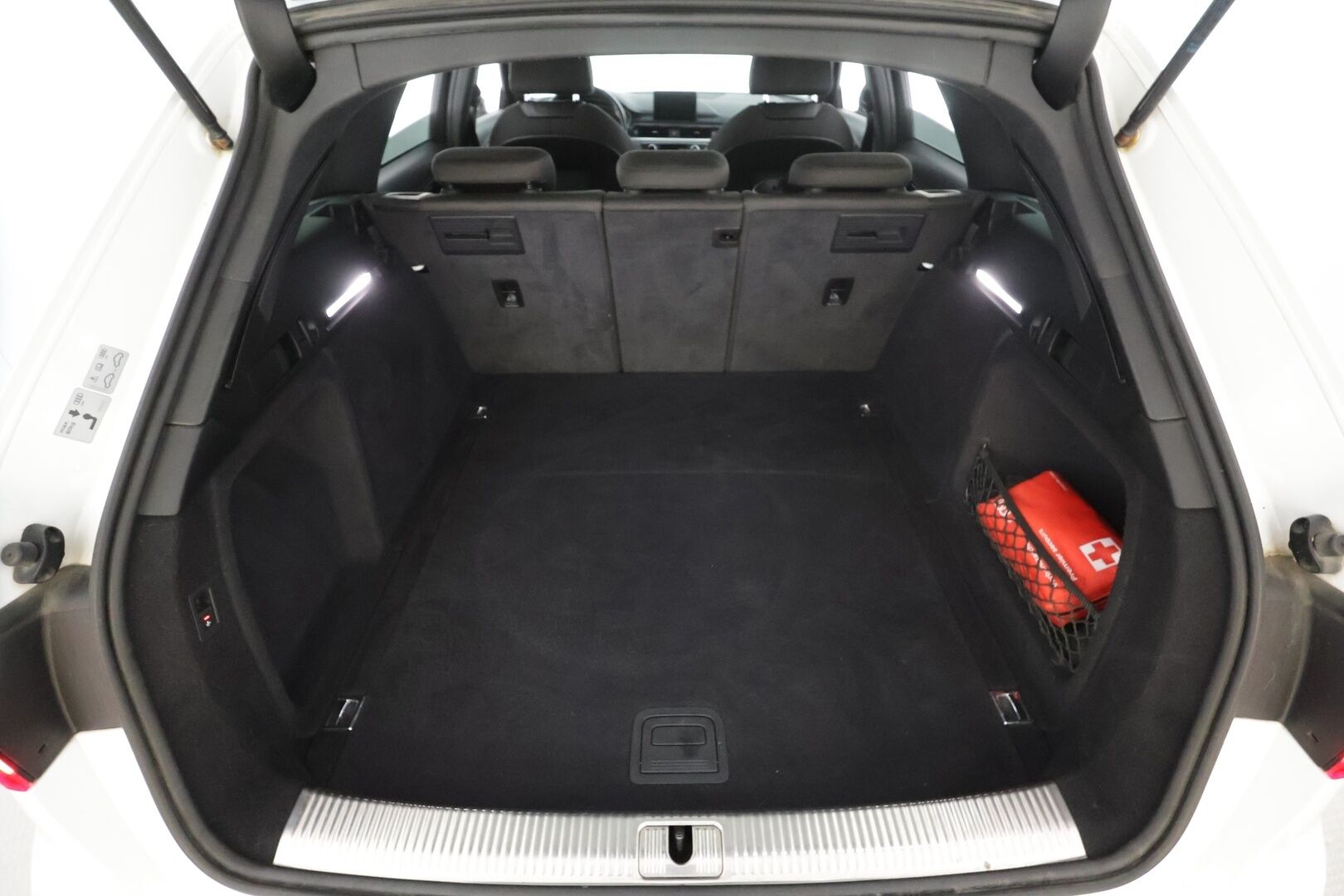 Audi A4 2017 Avant Business Sport 2,0 TFSI 140 kW S tronic * Vakkari / P.tutkat / Webasto / Koukku / LED / Sporttipenkit * - Suomi-auto / Kahdet renkaat aluvanteilla