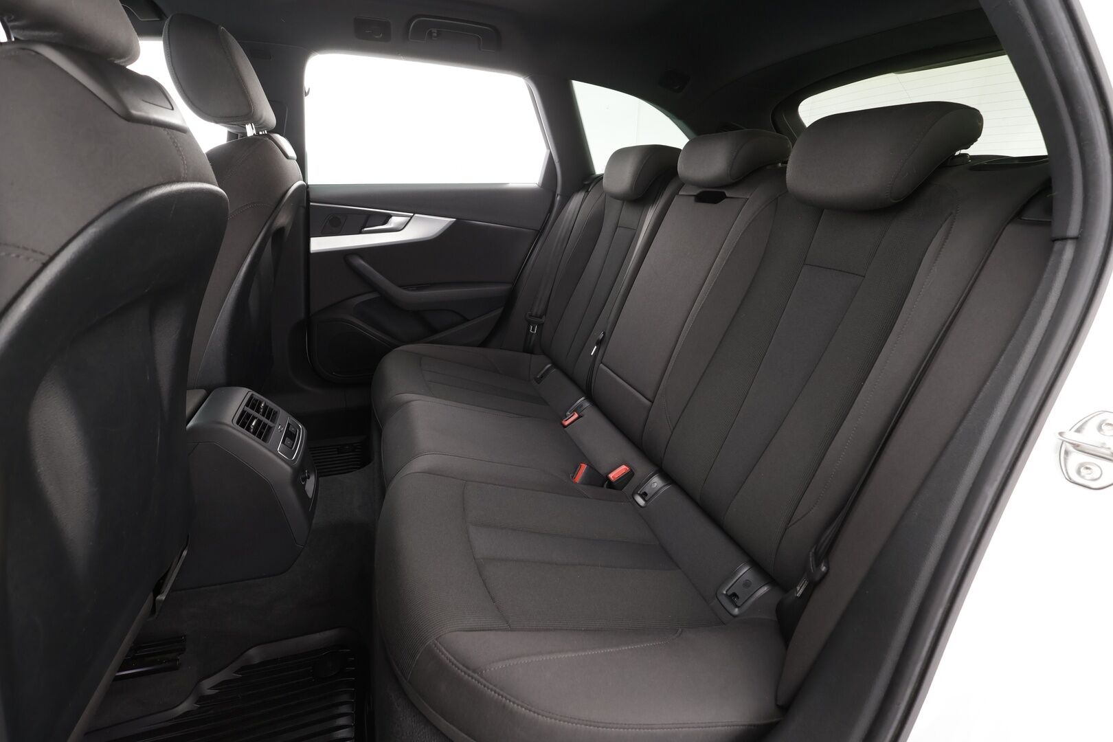 Audi A4 2017 Avant Business Sport 2,0 TFSI 140 kW S tronic * Vakkari / P.tutkat / Webasto / Koukku / LED / Sporttipenkit * - Suomi-auto / Kahdet renkaat aluvanteilla