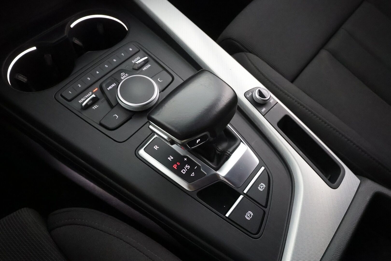 Audi A4 2017 Avant Business Sport 2,0 TFSI 140 kW S tronic * Vakkari / P.tutkat / Webasto / Koukku / LED / Sporttipenkit * - Suomi-auto / Kahdet renkaat aluvanteilla