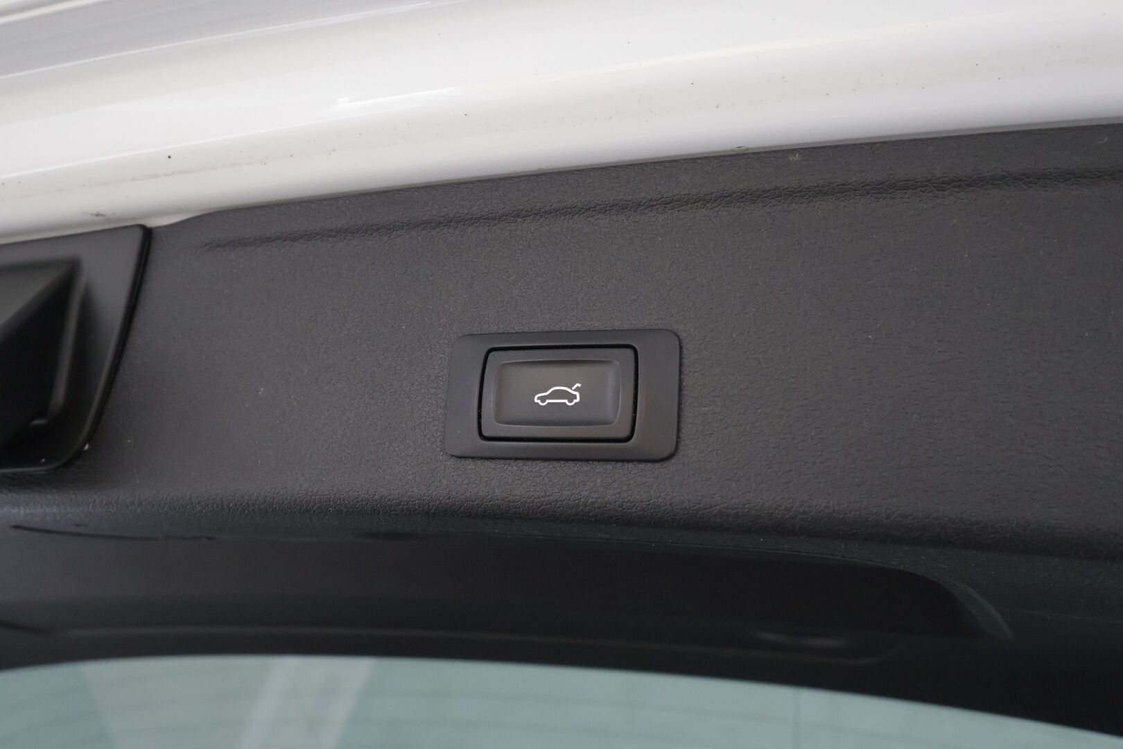 Audi A4 2017 Avant Business Sport 2,0 TFSI 140 kW S tronic * Vakkari / P.tutkat / Webasto / Koukku / LED / Sporttipenkit * - Suomi-auto / Kahdet renkaat aluvanteilla