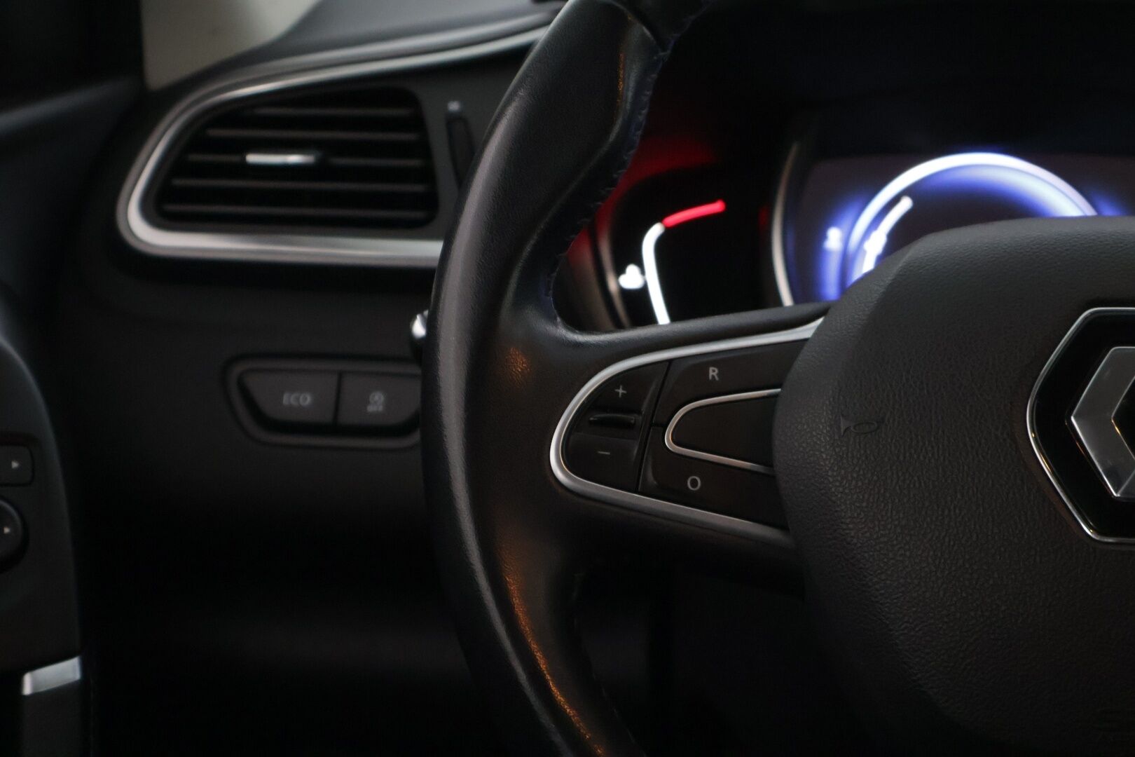 Renault Kadjar 2017 Energy TCe 130 Zen* Vakkari / Mäkilähtöavustin / Lohkolämmitin * - * Suomi-auto / Kahdet renkaat / Juuri huollettu sekä hiljattain katsastettu *