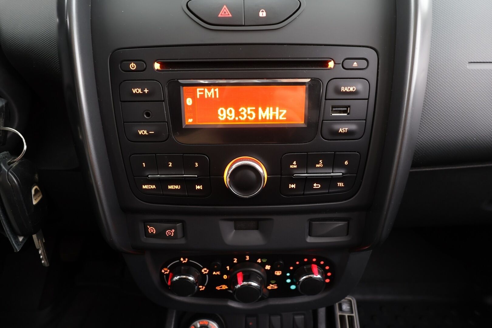 Dacia Duster 2017 TCe 125 S&S 4x4 Edition * Suomi-auto / Sisätilanlämmitin / Koukku / Vakkari / Bluetooth / Kahdet renkaat * - HULLUT JOULUT KORKOTARJOUS 2,49% 