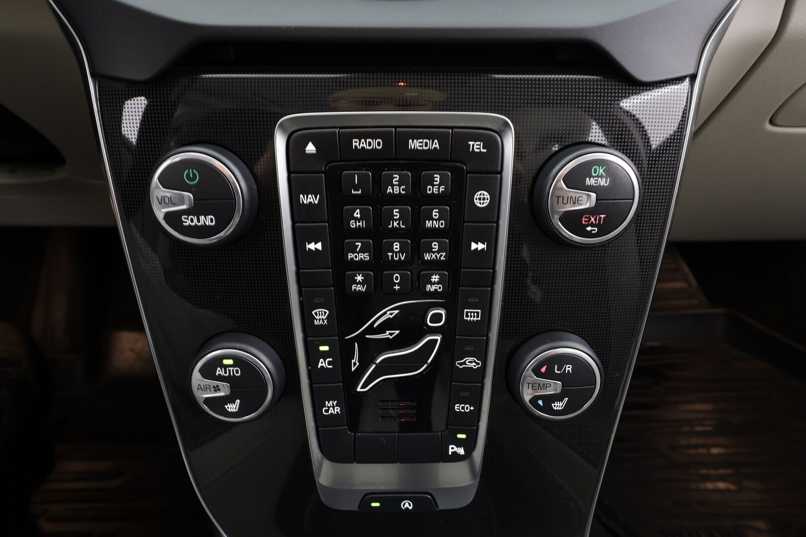 Volvo V40 Cross Country 2017 D2 Business aut * Vakkari / Panorama / P.kamera / LED / Navi / Koukku / Webasto / Tuulilasinlämmitin / Digimittaristo * - Suomi-auto / Kahdet renkaat aluvanteilla - HULLUT JOULUT KORKOTARJOUS 2,49% 