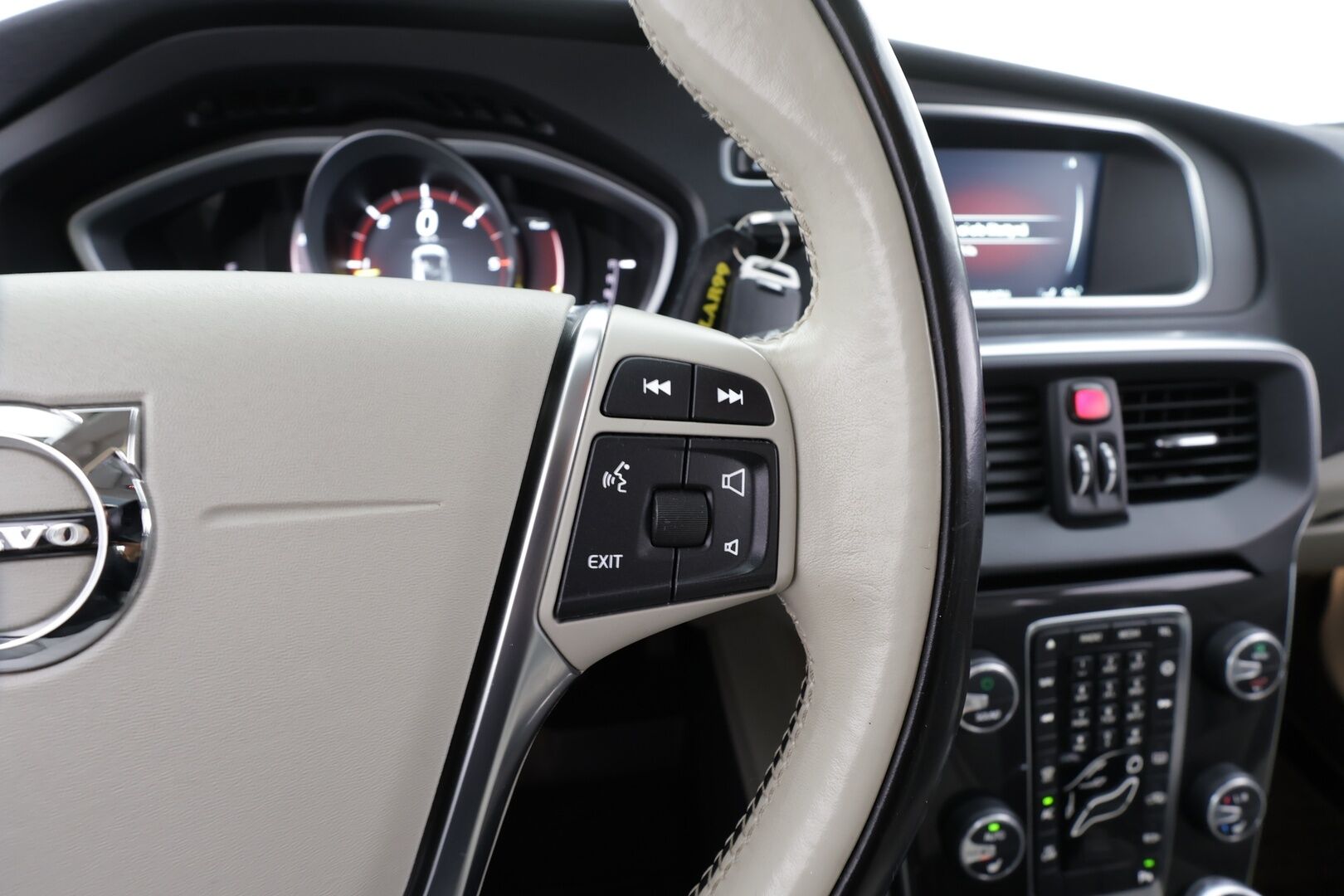 Volvo V40 Cross Country 2017 D2 Business aut * Vakkari / Panorama / P.kamera / LED / Navi / Koukku / Webasto / Tuulilasinlämmitin / Digimittaristo * - Suomi-auto / Kahdet renkaat aluvanteilla