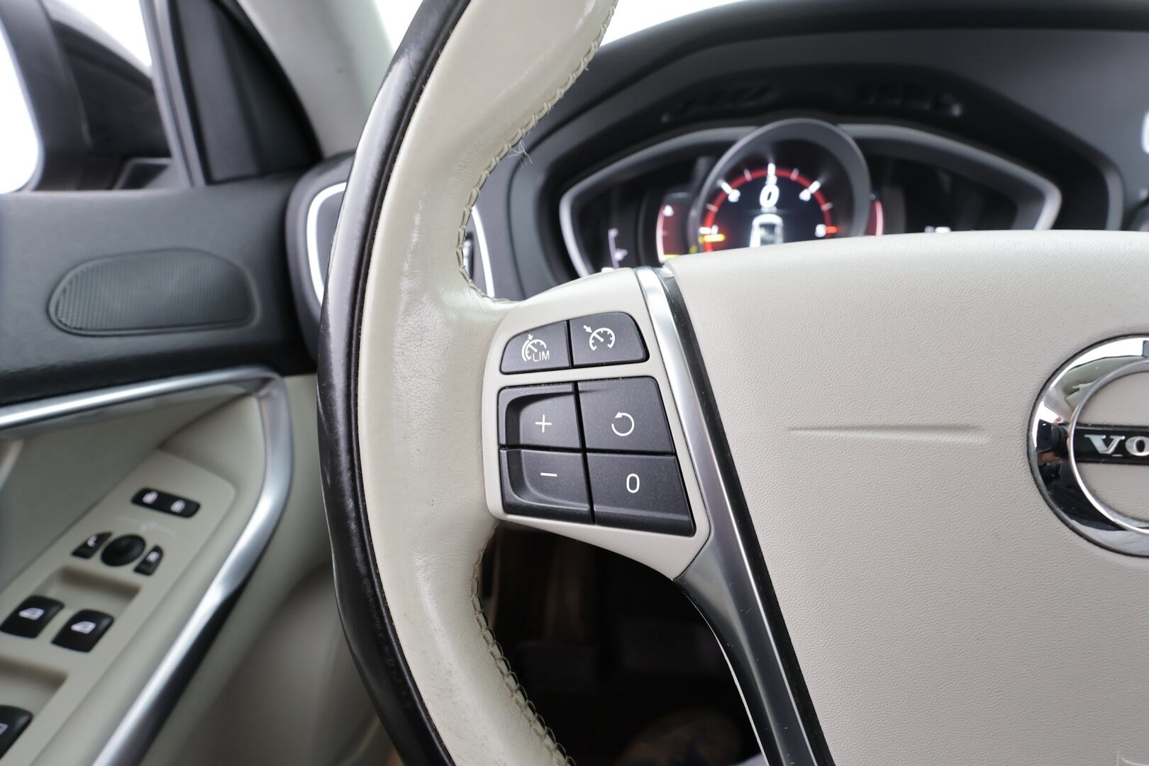 Volvo V40 Cross Country 2017 D2 Business aut * Vakkari / Panorama / P.kamera / LED / Navi / Koukku / Webasto / Tuulilasinlämmitin / Digimittaristo * - Suomi-auto / Kahdet renkaat aluvanteilla